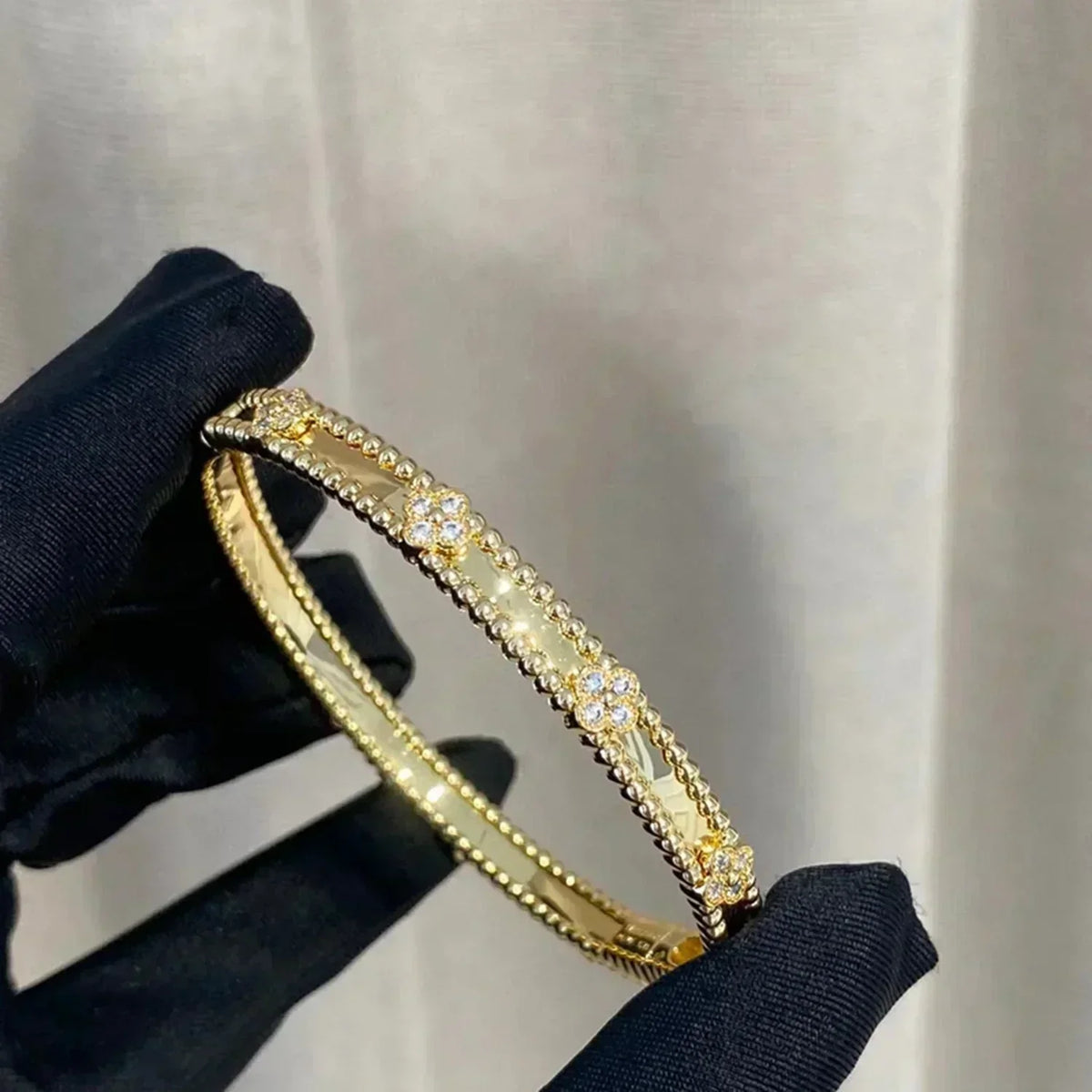 {
  "Elowen jewelsry": "Elowen ジュエリー",
  "CLOVER BRACELET 4MM DIAMONDS": "クローバーブレスレット 4mm ダイヤモンド"
}