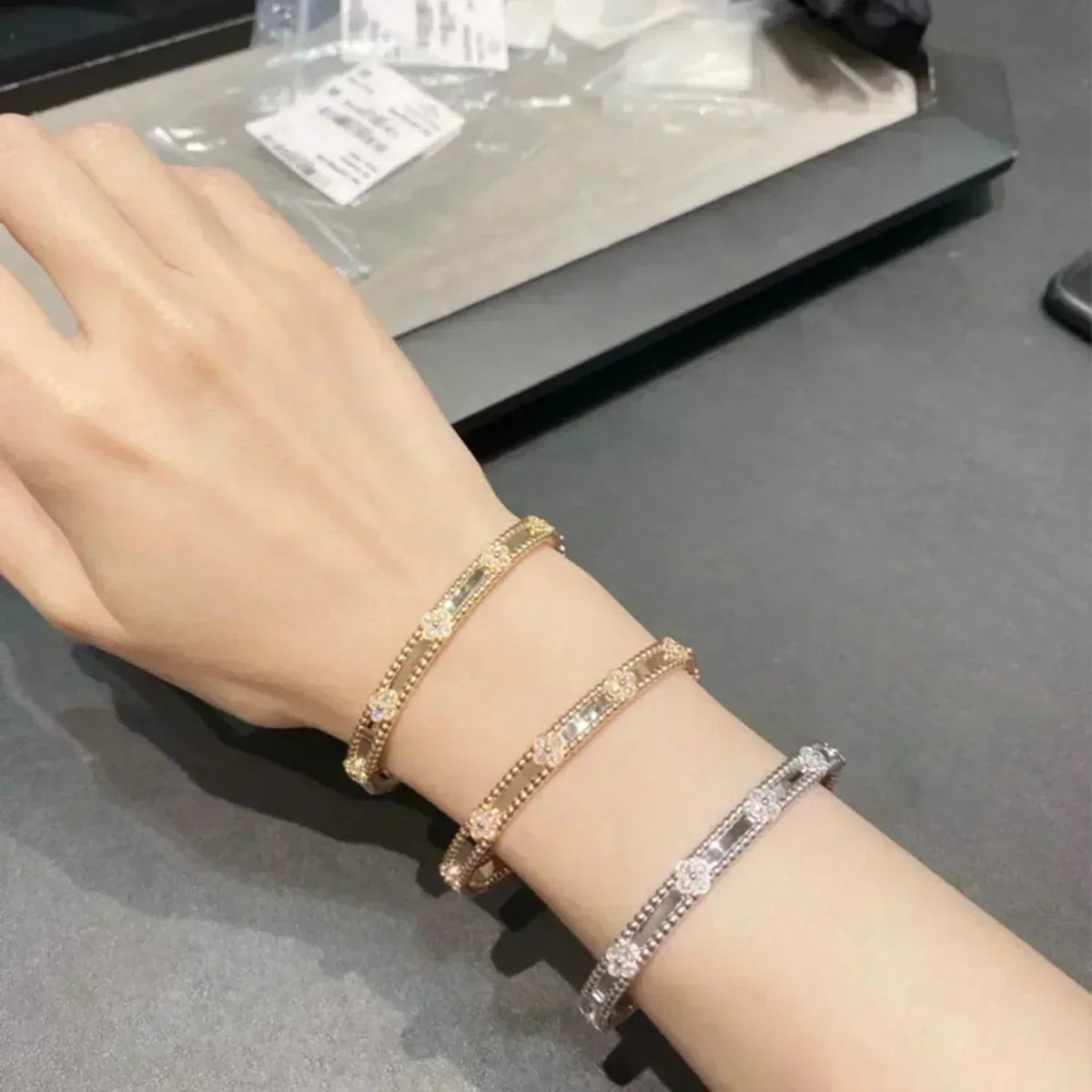 {
  "Elowen jewelsry": "Elowen ジュエリー",
  "CLOVER BRACELET 4MM DIAMONDS": "クローバーブレスレット 4mm ダイヤモンド"
}