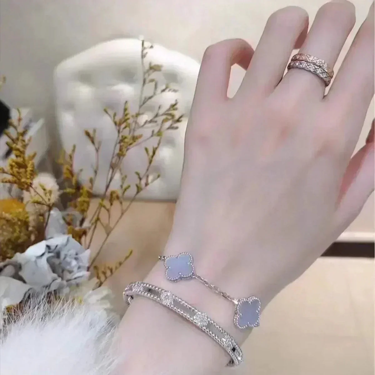{
  "Elowen jewelsry": "Elowen ジュエリー",
  "CLOVER 5 MOTIF PURPLE CHALCEDONY BRACELET COLLECTION": "クローバー 5モチーフ パープルカルセドニー ブレスレットコレクション"
}