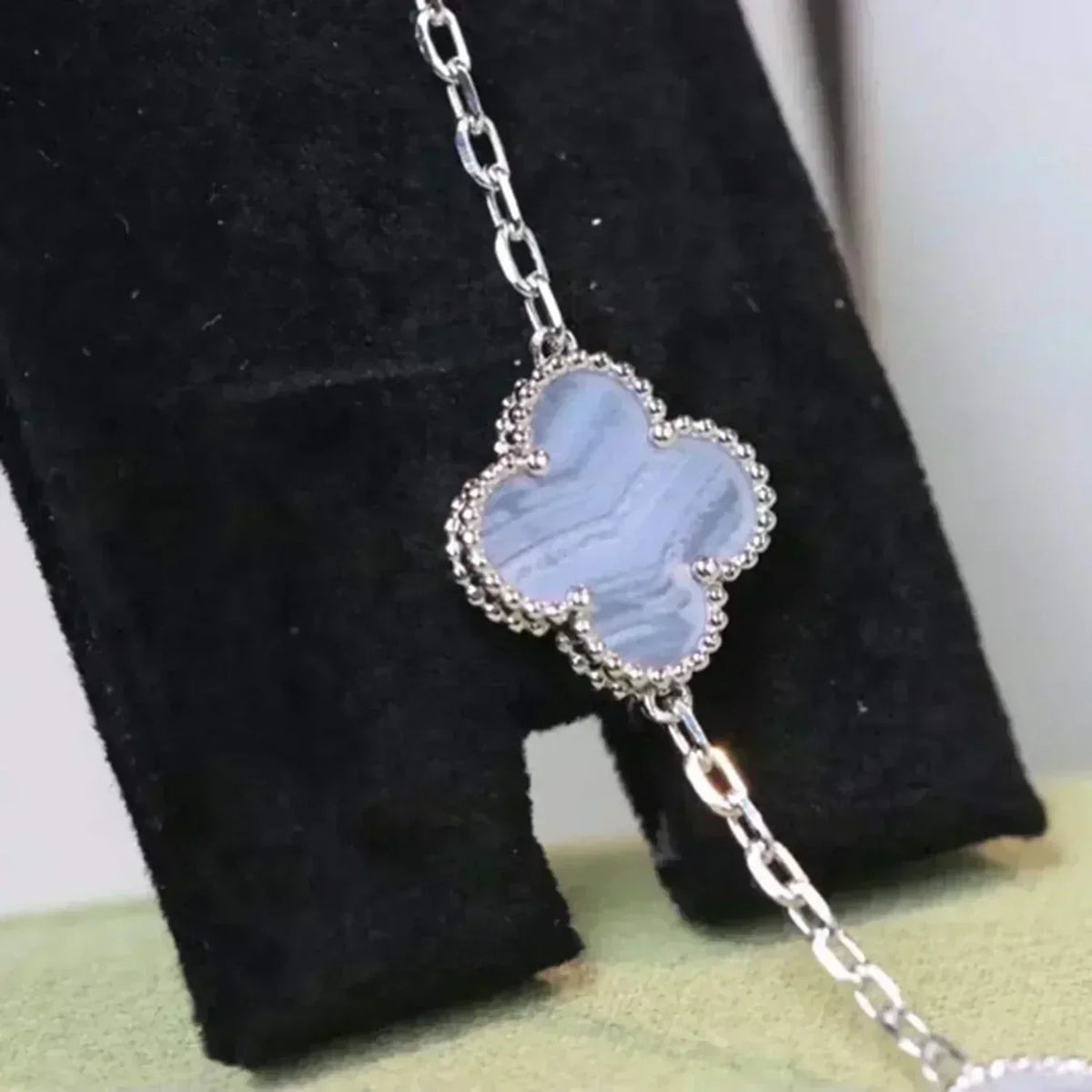 {
  "Elowen jewelsry": "Elowen ジュエリー",
  "CLOVER 5 MOTIF PURPLE CHALCEDONY BRACELET COLLECTION": "クローバー 5モチーフ パープルカルセドニー ブレスレットコレクション"
}