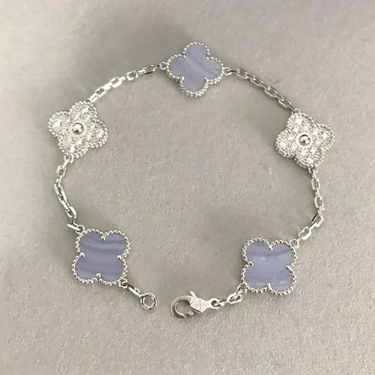 {
  "Elowen jewelsry": "Elowen ジュエリー",
  "CLOVER 5 MOTIF PURPLE CHALCEDONY BRACELET COLLECTION": "クローバー 5モチーフ パープルカルセドニー ブレスレットコレクション"
}