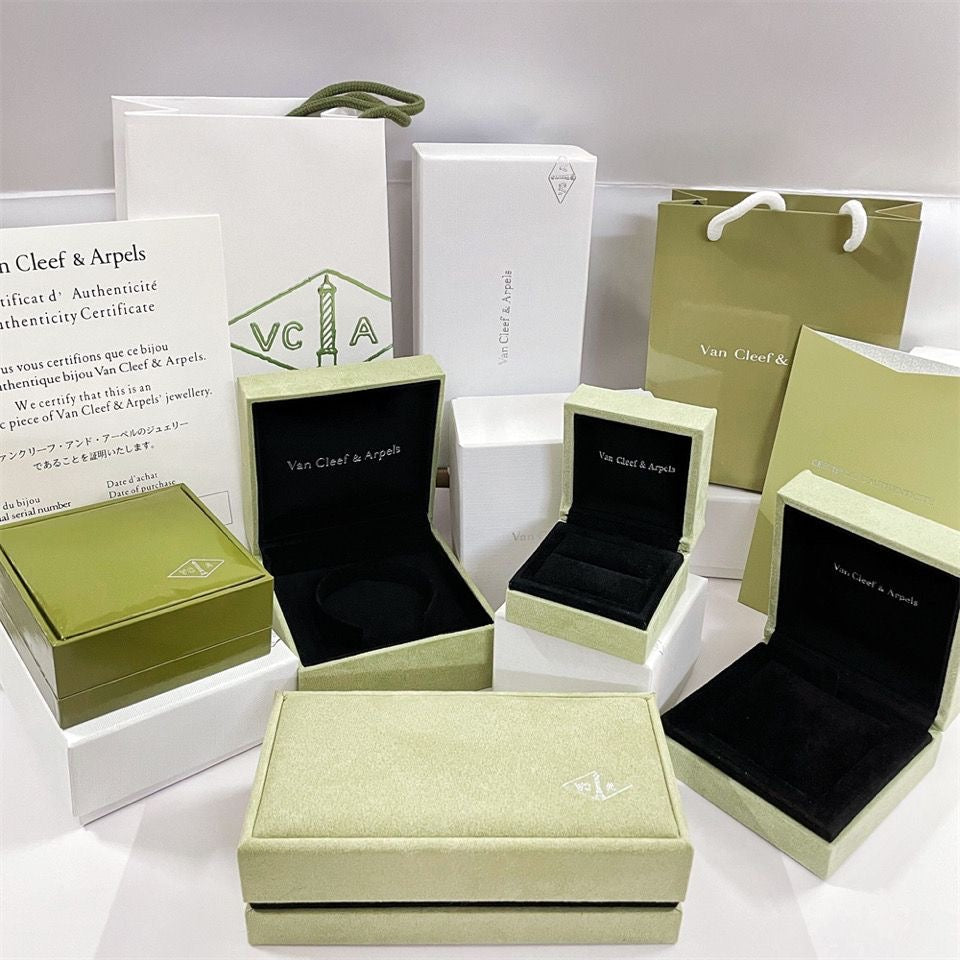 [Elowen jewelsry ]VA CLOVER BRACELET NECKLACE RING BOX GIFT BAG