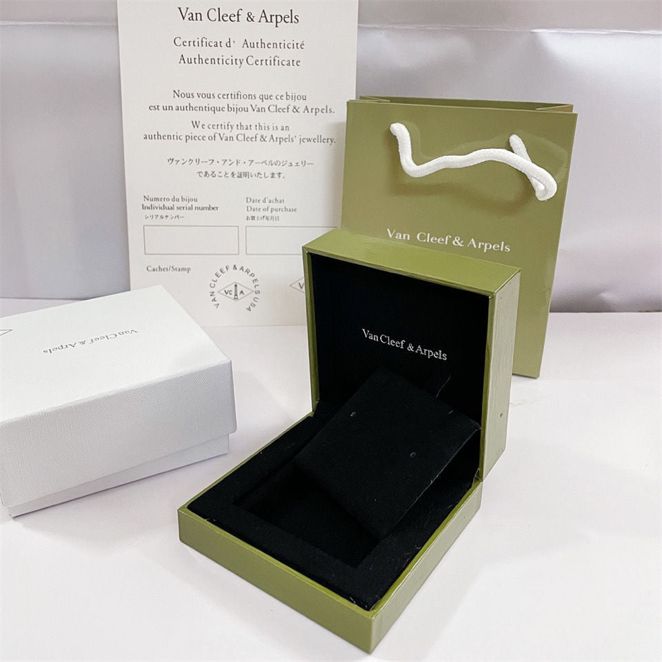 [Elowen jewelsry ]VA CLOVER BRACELET NECKLACE RING BOX GIFT BAG
