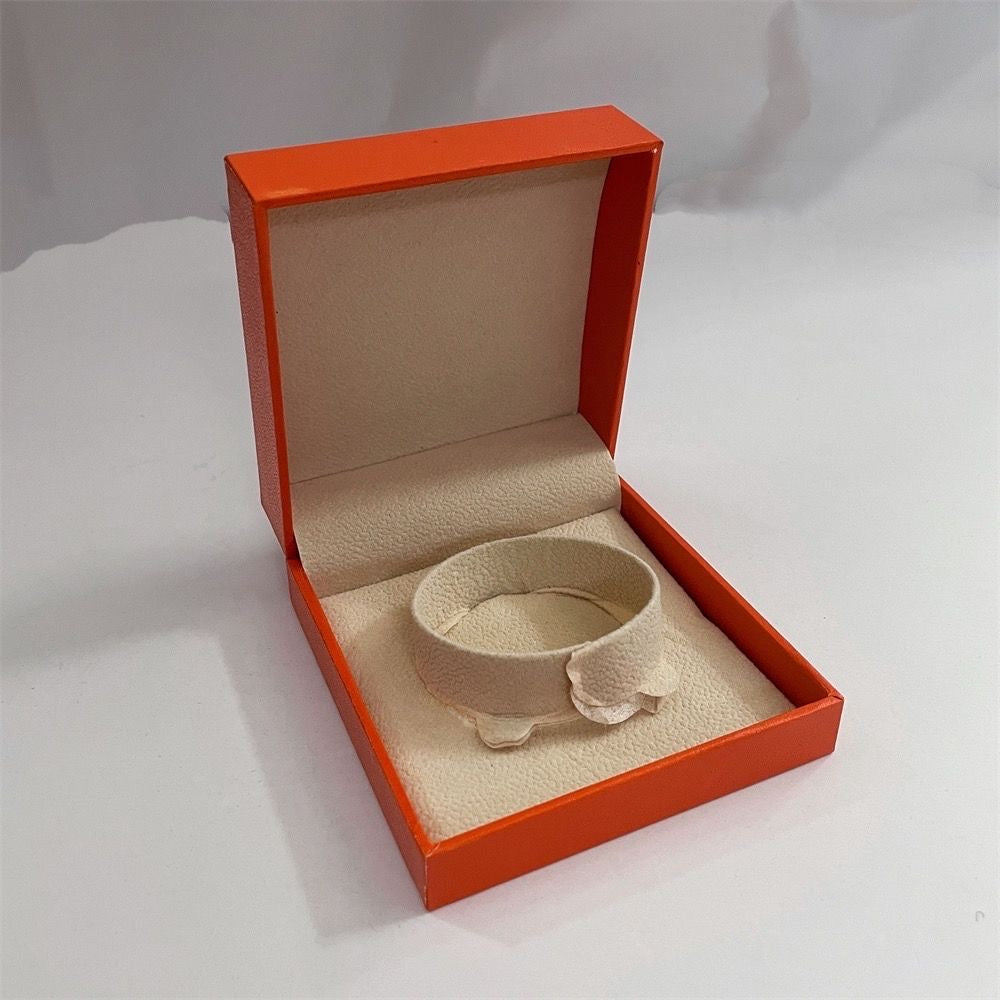{
"Elowen jewelsry ": "Elowen ジュエリー",
"HM BRACELET NECKLACE RING BOX GIFT BAG": "HM ブレスレット ネックレス リング用ギフトボックス・バッグ"
}