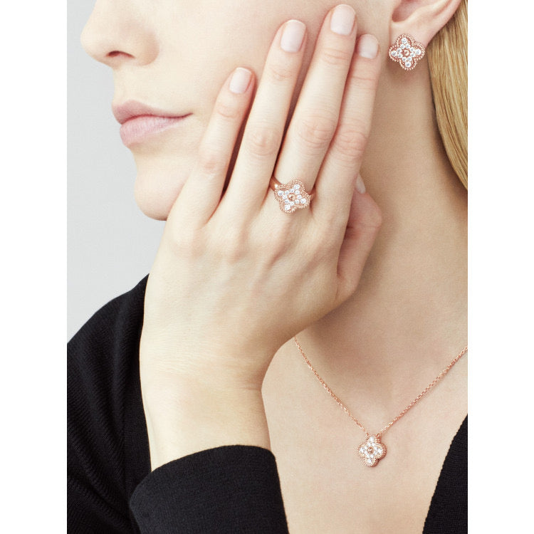 {"Elowen jewelsry": "CLOVER 15MM DIAMOND SINGLE FLOWER NECKLACE": "Elowen ジュエリー】クローバー 15MM ダイヤモンド シングルフラワーネックレス"}