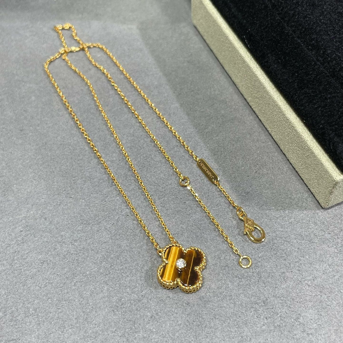 {
  "Elowen jewelsry": "Elowen ジュエリー",
  "CLOVER 15MM DIAMOND AND YELLOW TIGER'S EYE AGATE necklace": "クローバー 15MM ダイヤモンド＆イエロータイガーアイ アゲート ネックレス"
}