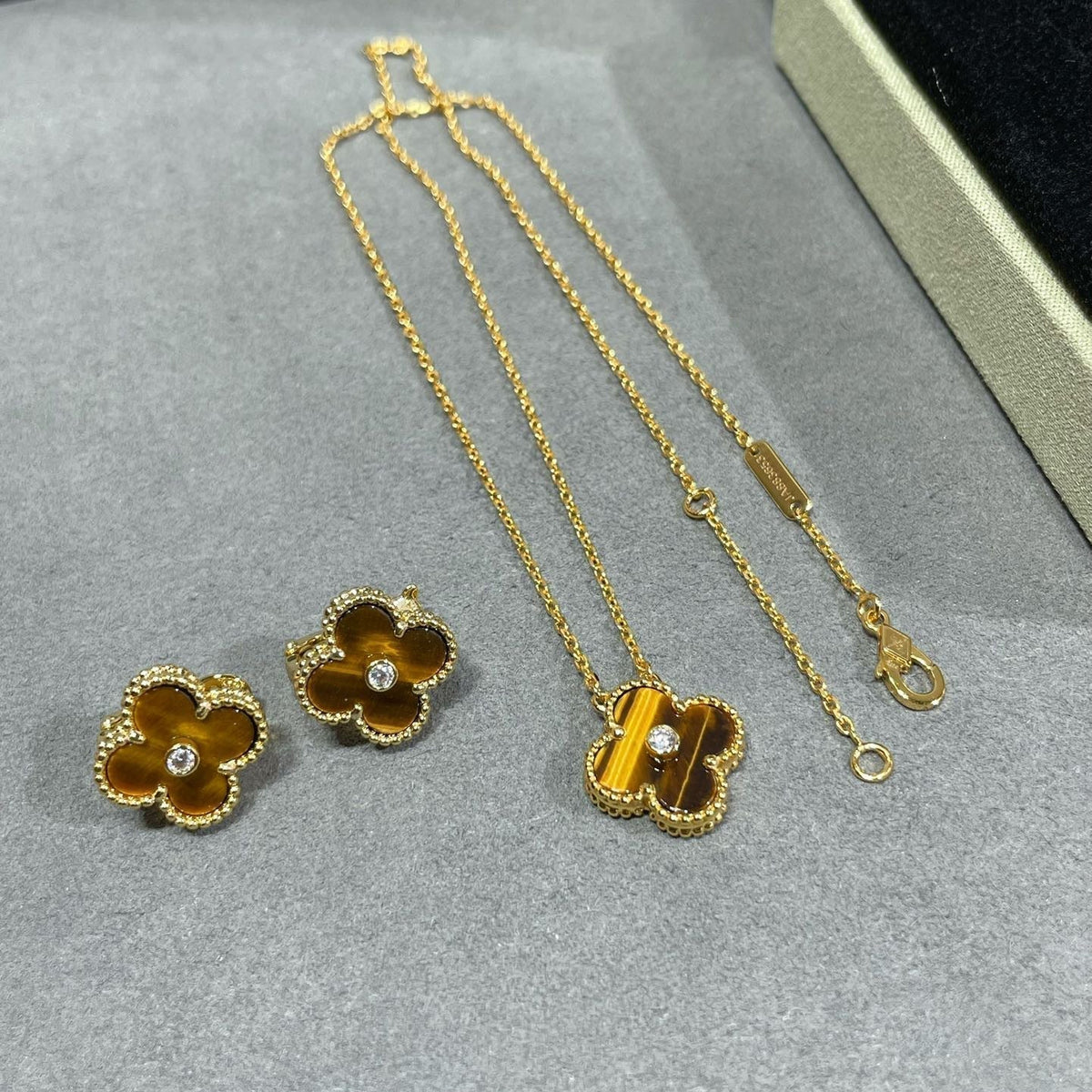 {
  "Elowen jewelsry": "Elowen ジュエリー",
  "CLOVER 15MM DIAMOND AND YELLOW TIGER'S EYE AGATE necklace": "クローバー 15MM ダイヤモンド＆イエロータイガーアイ アゲート ネックレス"
}