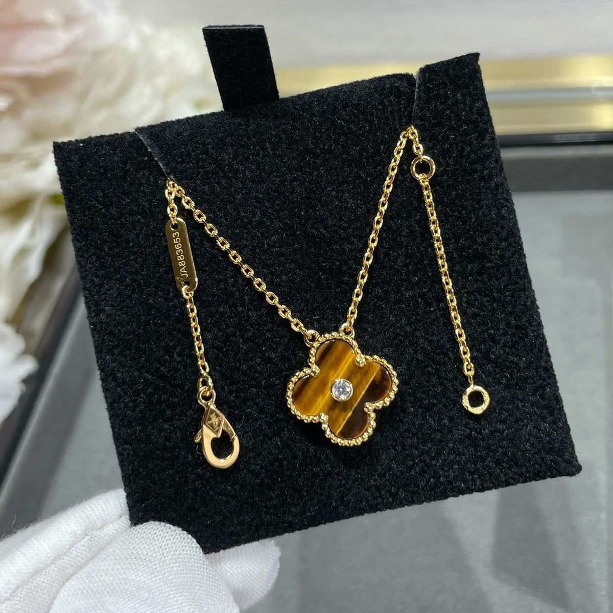 {
  "Elowen jewelsry": "Elowen ジュエリー",
  "CLOVER 15MM DIAMOND AND YELLOW TIGER'S EYE AGATE necklace": "クローバー 15MM ダイヤモンド＆イエロータイガーアイ アゲート ネックレス"
}