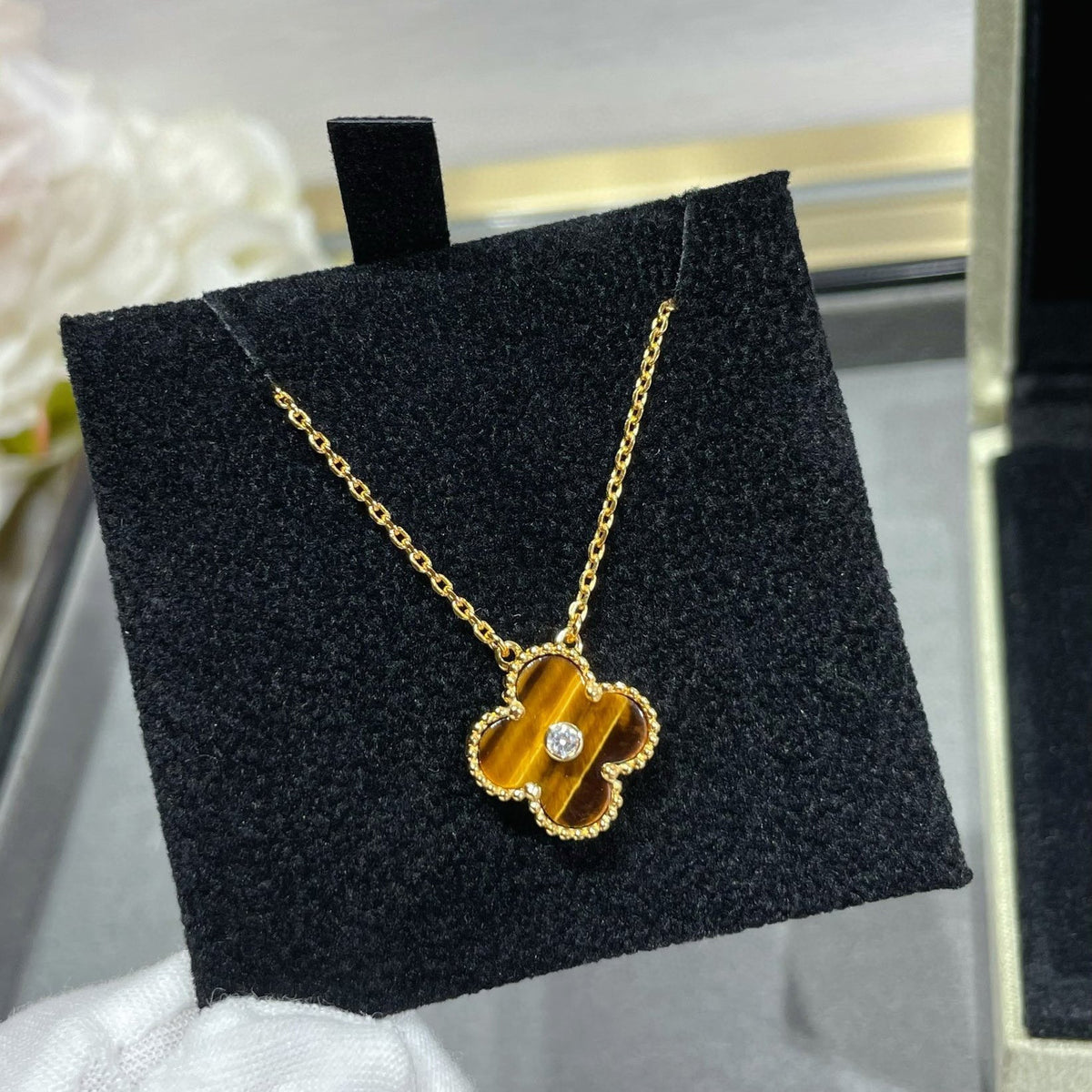 {
  "Elowen jewelsry": "Elowen ジュエリー",
  "CLOVER 15MM DIAMOND AND YELLOW TIGER'S EYE AGATE necklace": "クローバー 15MM ダイヤモンド＆イエロータイガーアイ アゲート ネックレス"
}