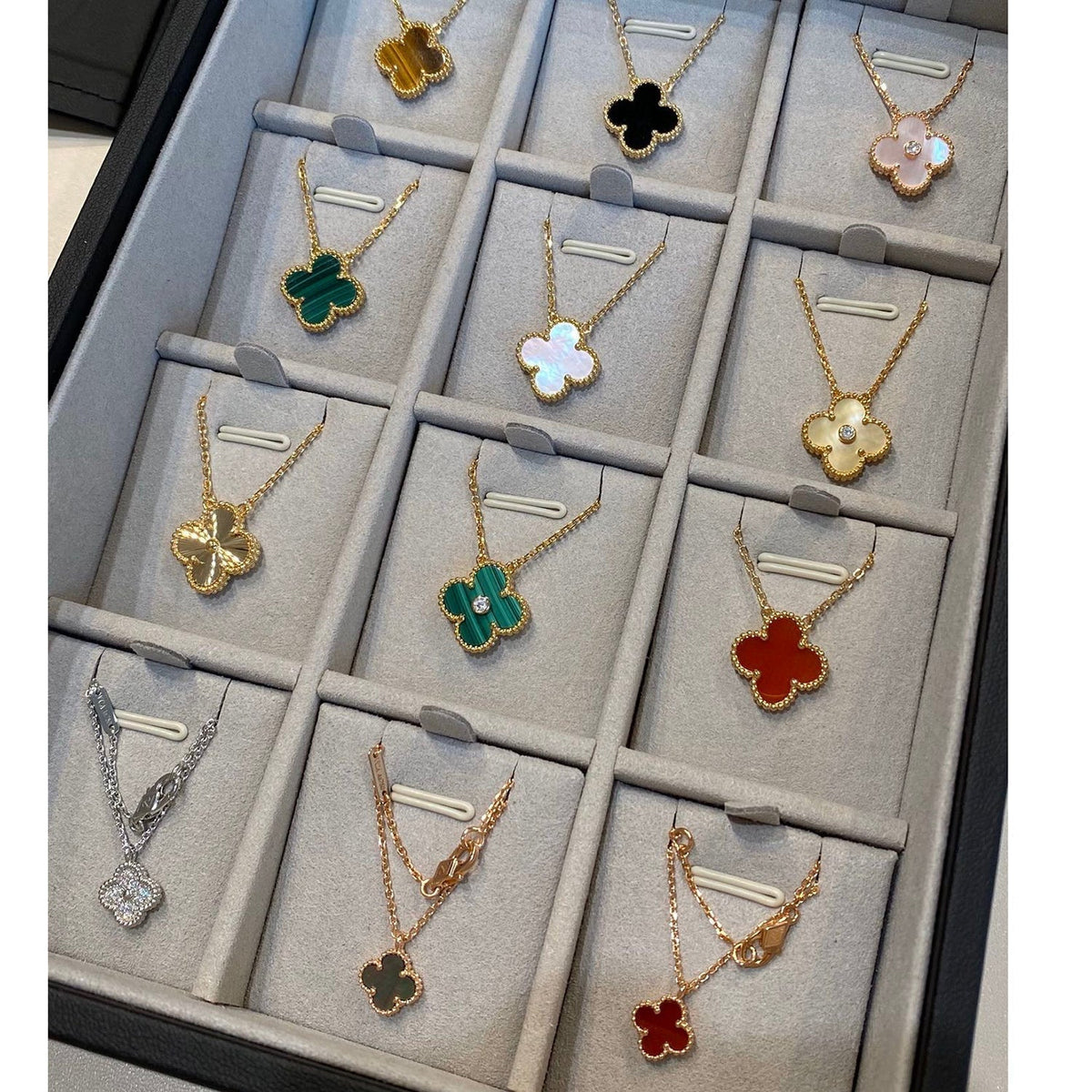 [Elowen Schmuck] CLOVER 15MM MALACHIT EINZELBLÜTEN-HALSKETTE