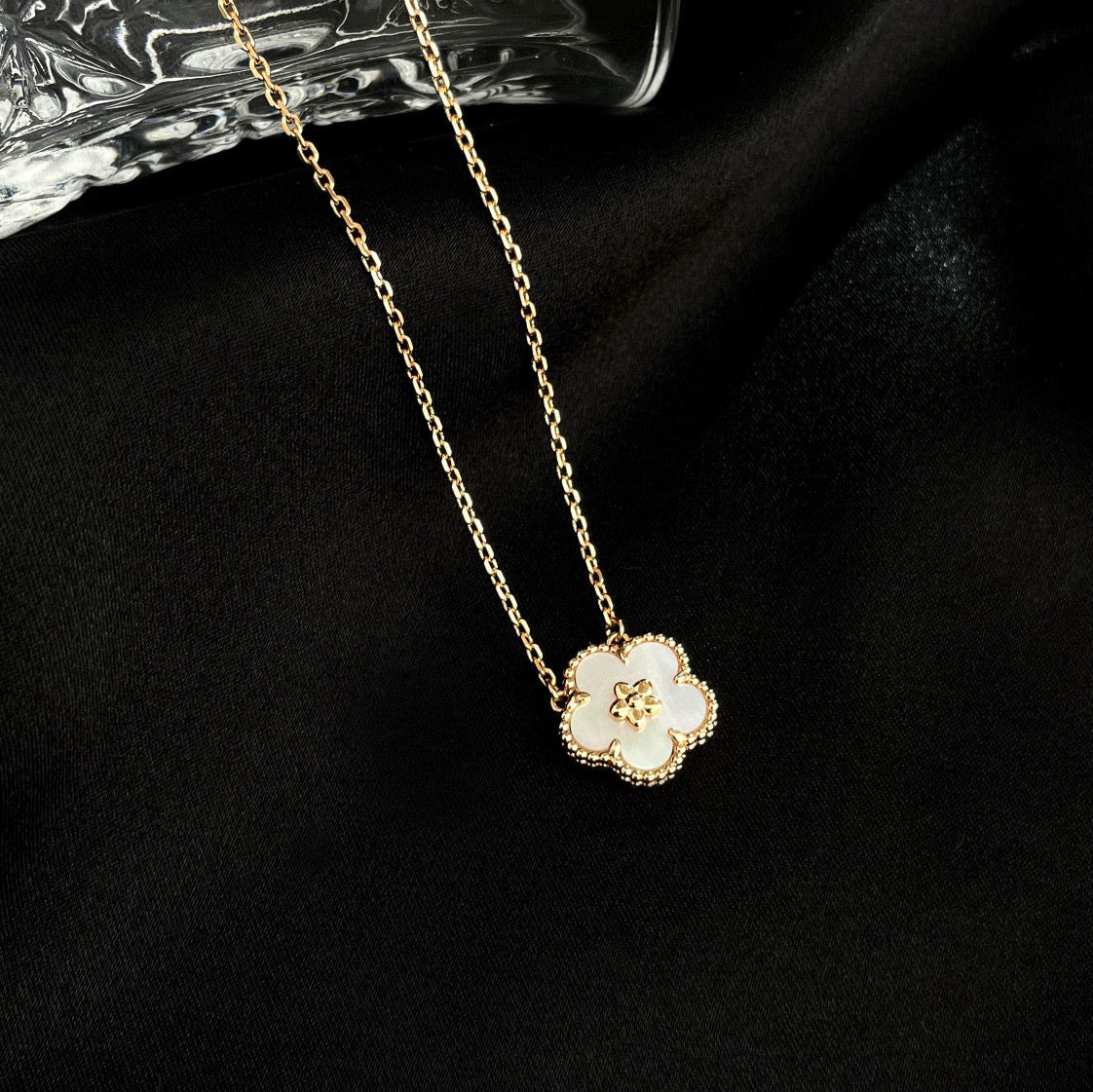 {
"Elowen jewelsry ": "Elowen ジュエリー",
"LUCKY  WHITE MOP  PLUM BLOSSOM NECKLACE": "ラッキー ホワイトMOP 梅の花ネックレス"
}
