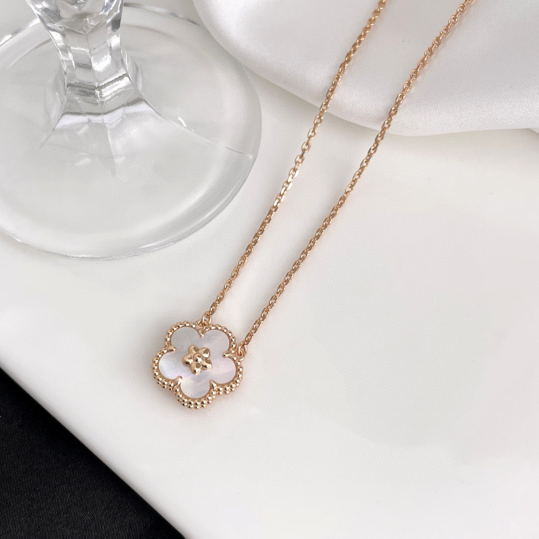 {
"Elowen jewelsry ": "Elowen ジュエリー",
"LUCKY  WHITE MOP  PLUM BLOSSOM NECKLACE": "ラッキー ホワイトMOP 梅の花ネックレス"
}