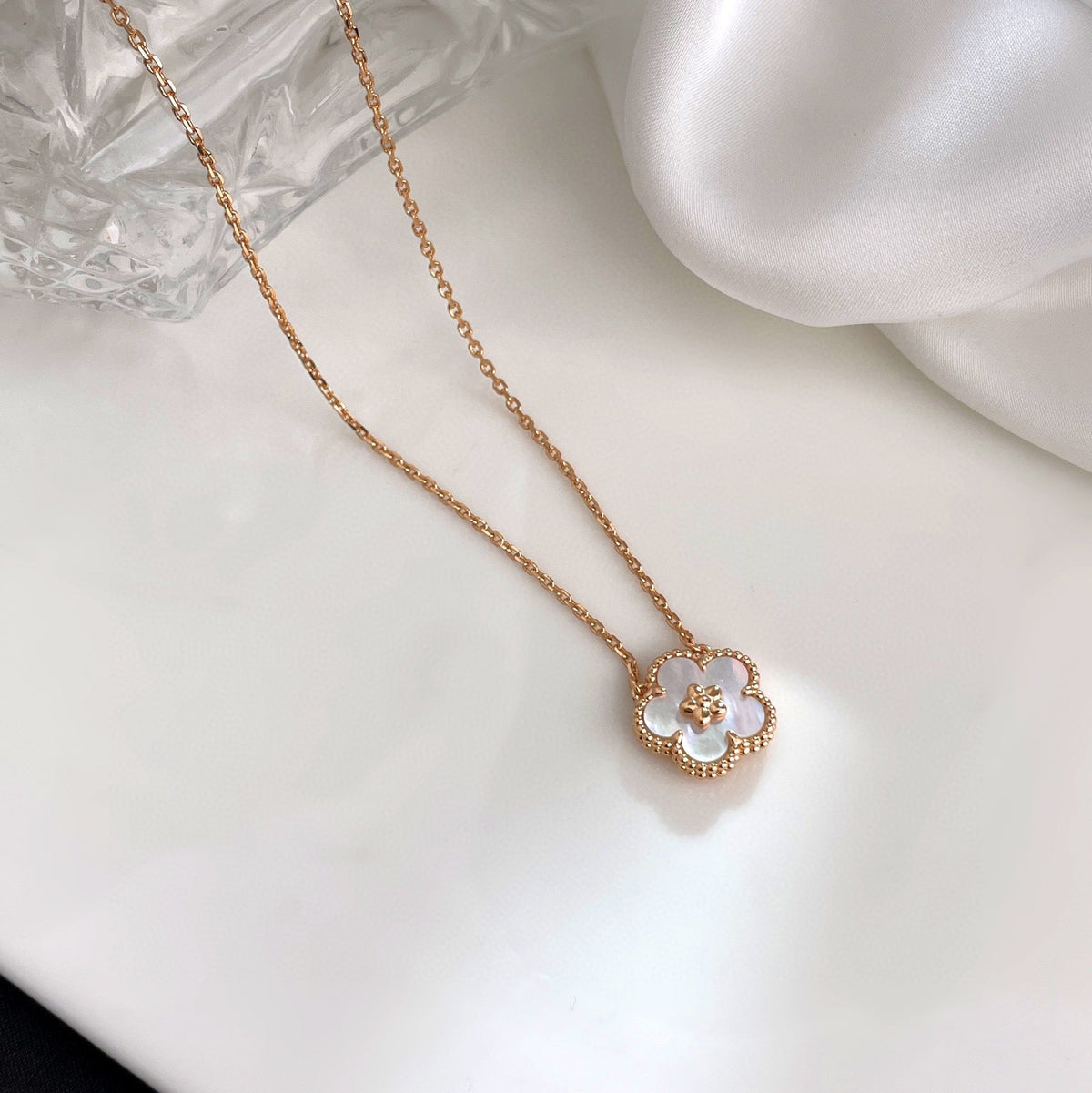{
"Elowen jewelsry ": "Elowen ジュエリー",
"LUCKY  WHITE MOP  PLUM BLOSSOM NECKLACE": "ラッキー ホワイトMOP 梅の花ネックレス"
}