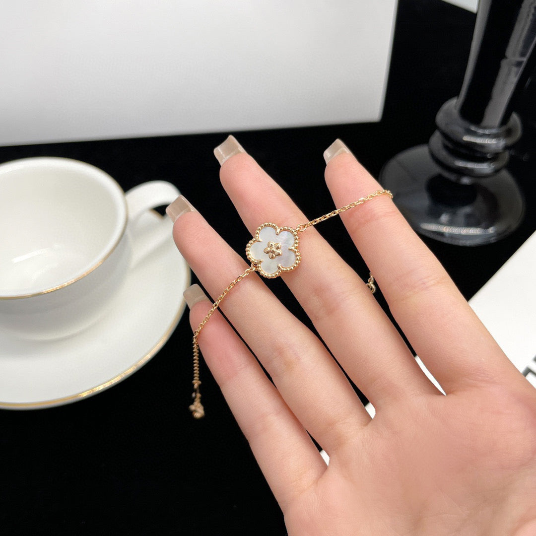 [Elowen jewelsry ]LUCKY WHITE MOP PLUM BLOSSOM  BRACELET