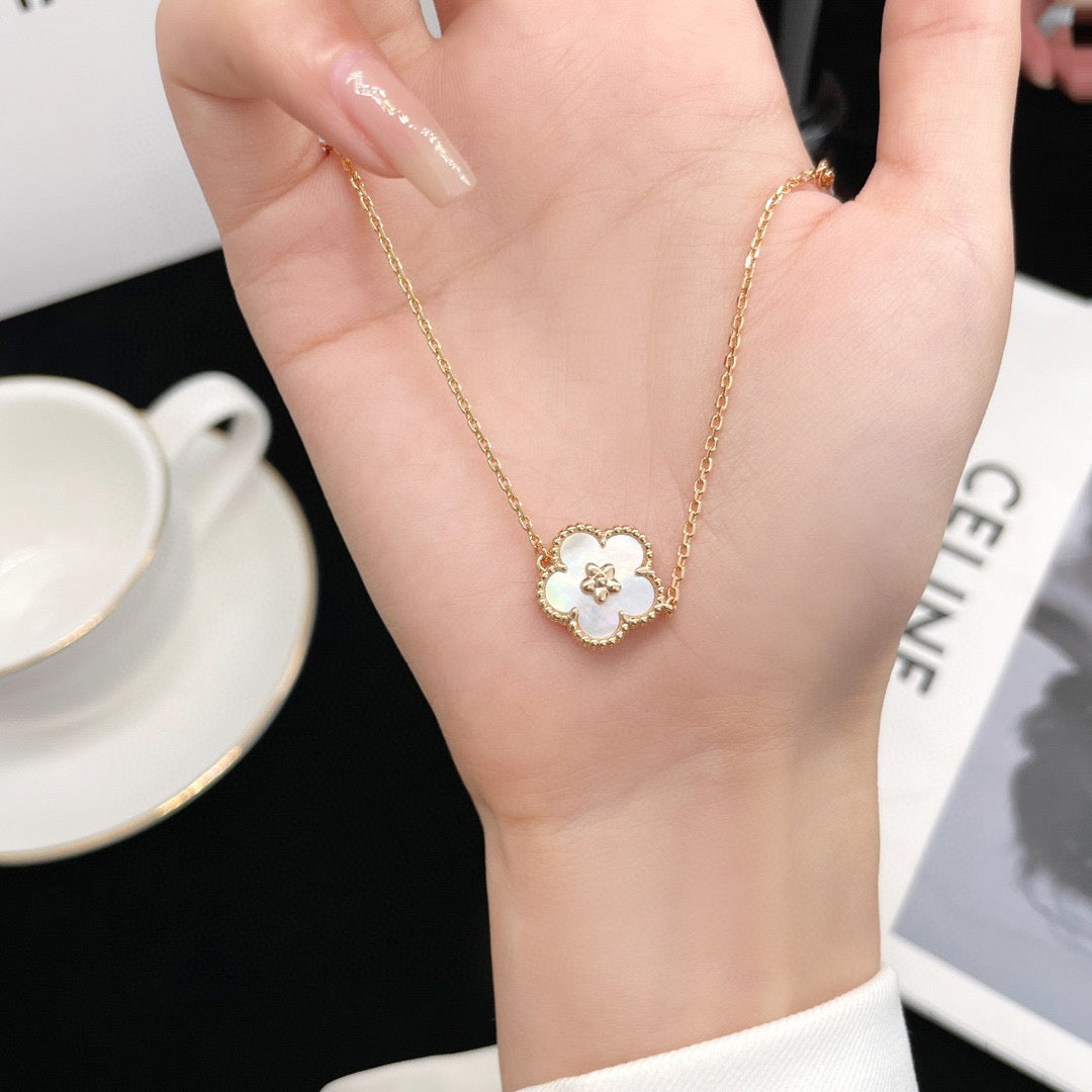 [Elowen jewelsry ]LUCKY WHITE MOP PLUM BLOSSOM  BRACELET