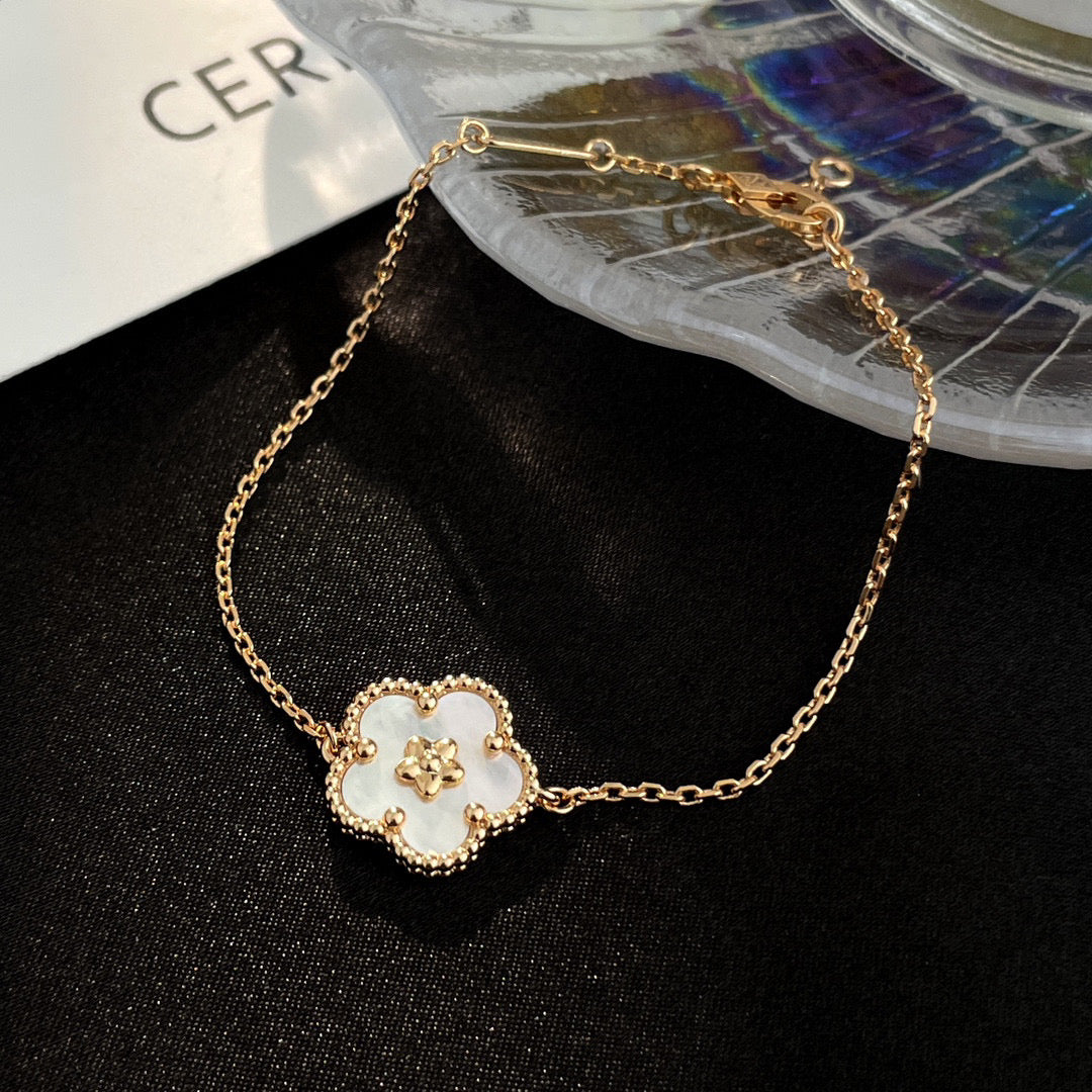 [Elowen jewelsry ]LUCKY WHITE MOP PLUM BLOSSOM  BRACELET