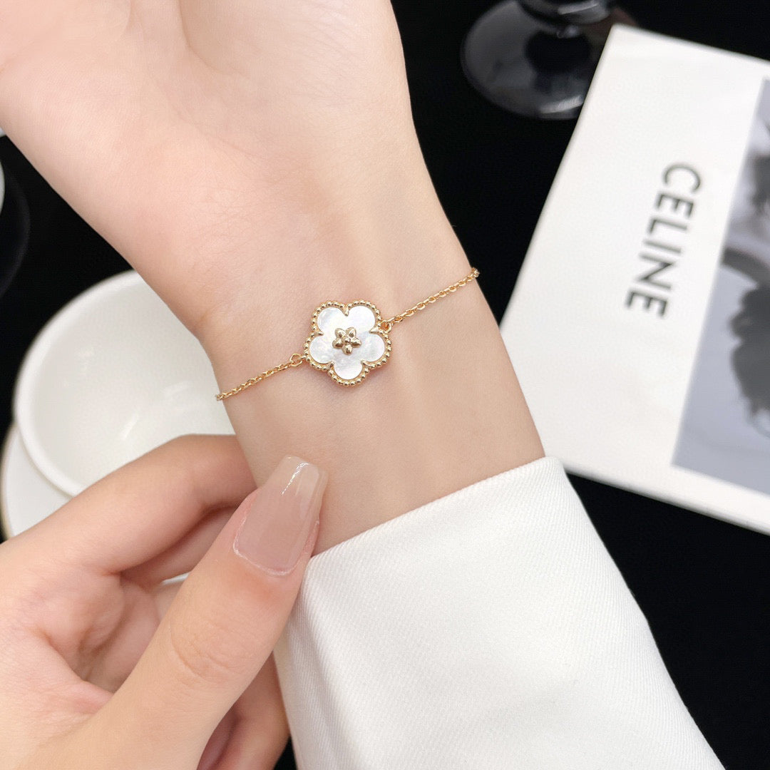 [Elowen jewelsry ]LUCKY WHITE MOP PLUM BLOSSOM  BRACELET