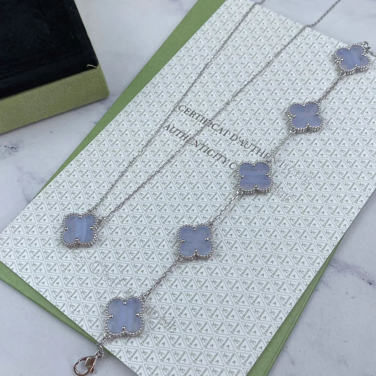 {
  "Elowen jewelsry": "Elowen ジュエリー",
  "CLOVER 5 MOTIF PURPLE CHALCEDONY BRACELET COLLECTION": "クローバー 5モチーフ パープルカルセドニー ブレスレットコレクション"
}