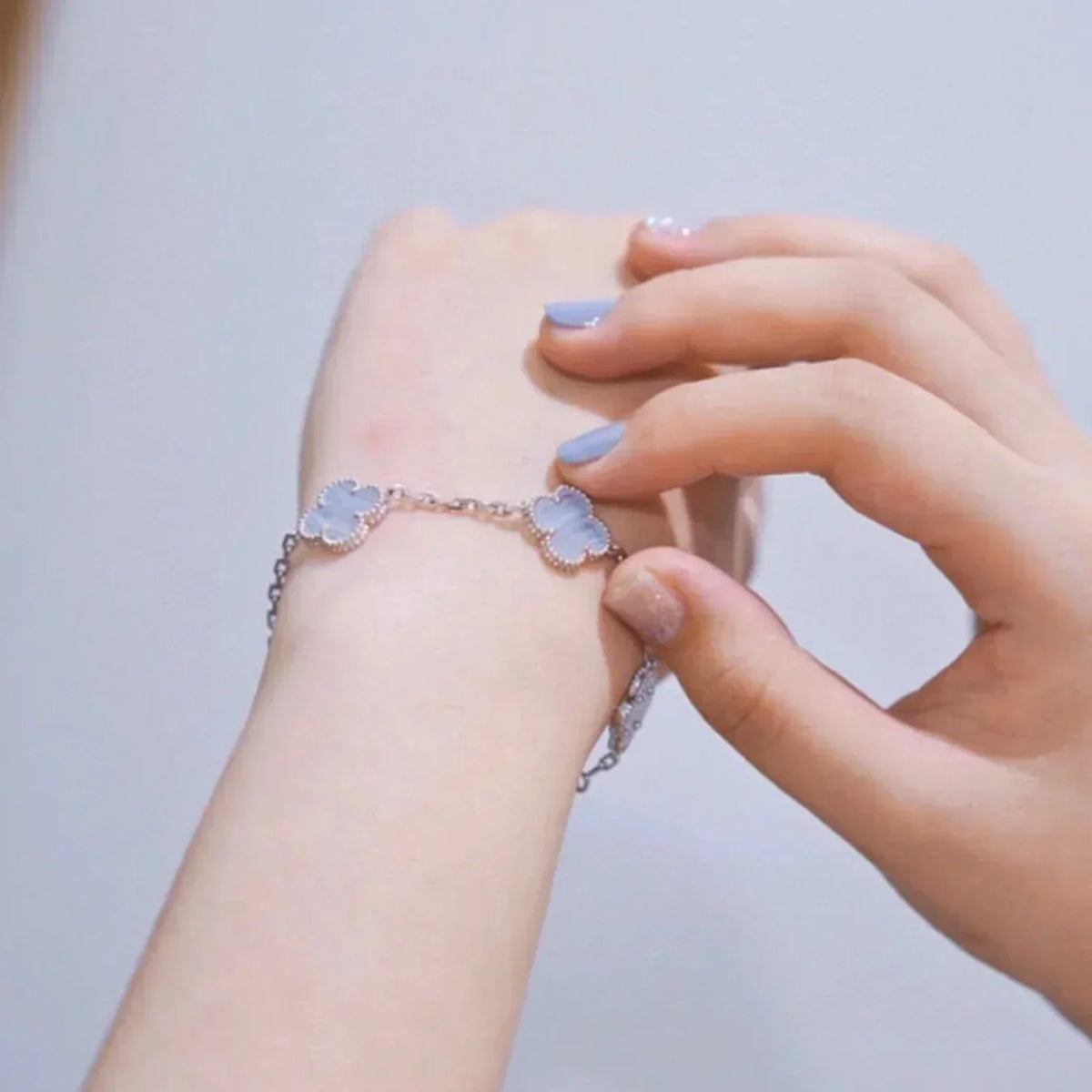 {
  "Elowen jewelsry": "Elowen ジュエリー",
  "CLOVER 5 MOTIF PURPLE CHALCEDONY BRACELET COLLECTION": "クローバー 5モチーフ パープルカルセドニー ブレスレットコレクション"
}