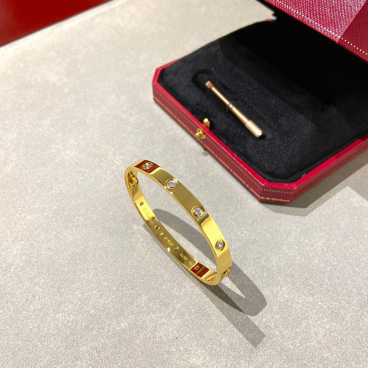 {
"Elowen jewelsry ": "Elowen Schmuck ",
"LOVE BRACELET 6.1MM 10 DIAMONDS": "LOVE ARMBAND 6,1 MM 10 DIAMANTEN"
}