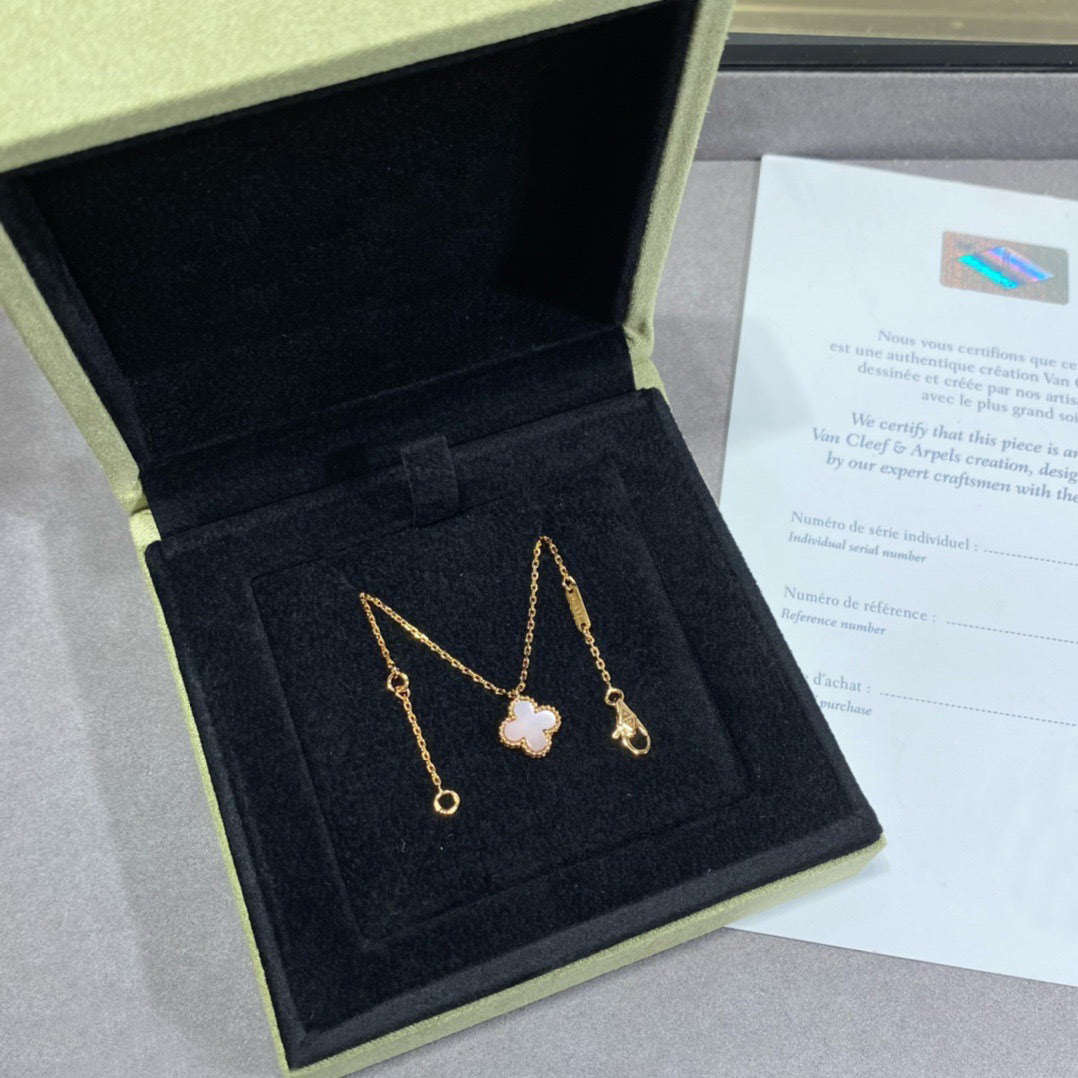 [Elowen jewelsry ]CLOVER 9.5MM PINK MOTHER OF PEARL SINGLE FLOWER NECKLACE