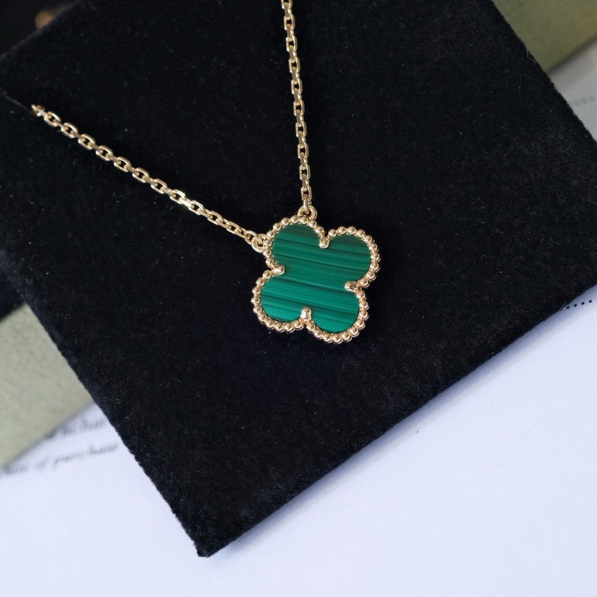 [Elowen Schmuck] CLOVER 15MM MALACHIT EINZELBLÜTEN-HALSKETTE