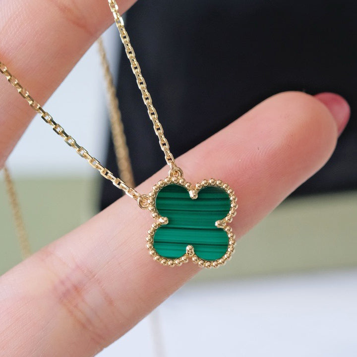 [Elowen Schmuck] CLOVER 15MM MALACHIT EINZELBLÜTEN-HALSKETTE