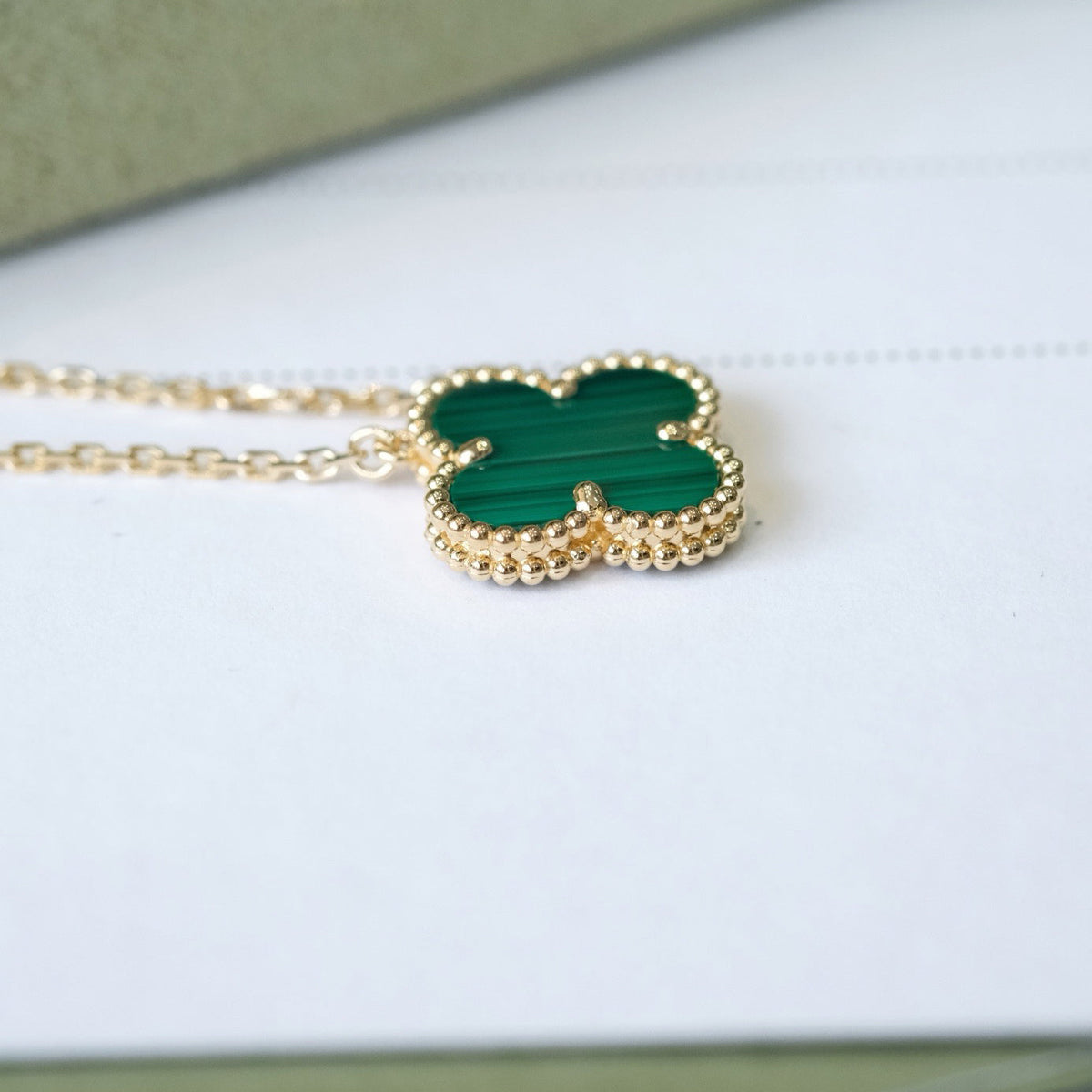[Elowen Schmuck] CLOVER 15MM MALACHIT EINZELBLÜTEN-HALSKETTE