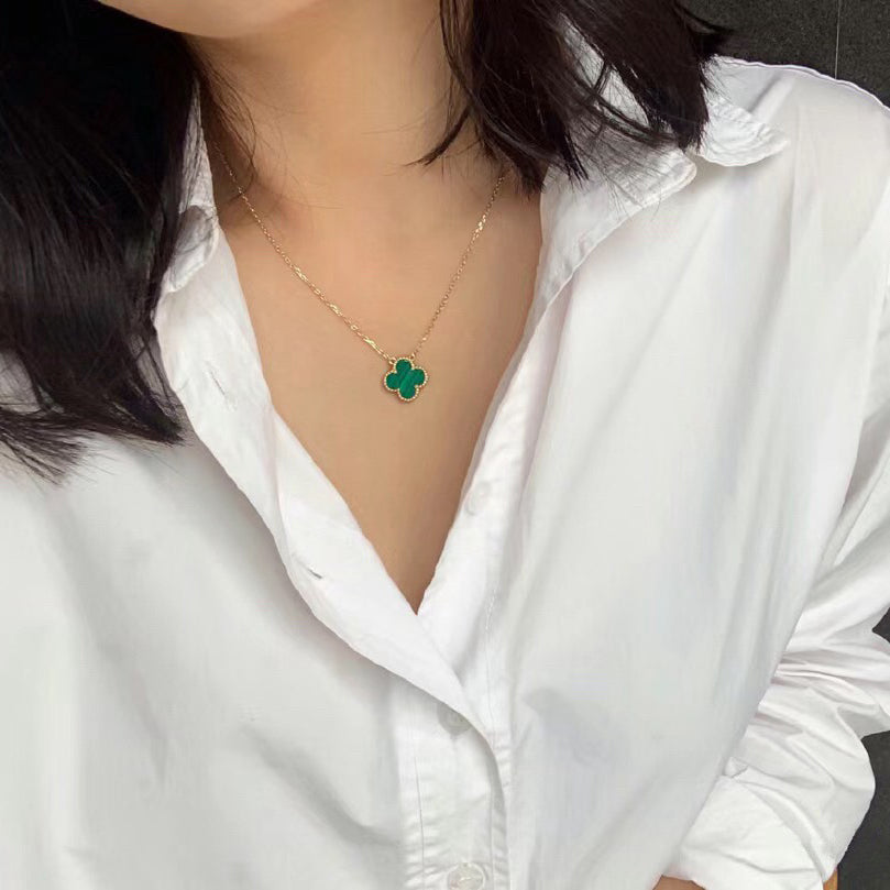 [Elowen Schmuck] CLOVER 15MM MALACHIT EINZELBLÜTEN-HALSKETTE