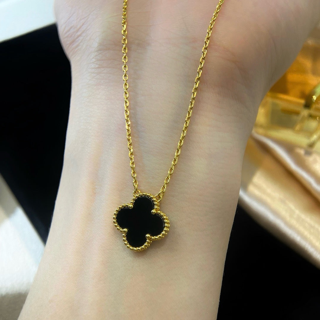 [Elowen Schmuck] CLOVER 15 MM SCHWARZER ONYX EINZELBLÜTEN-HALSKETTE