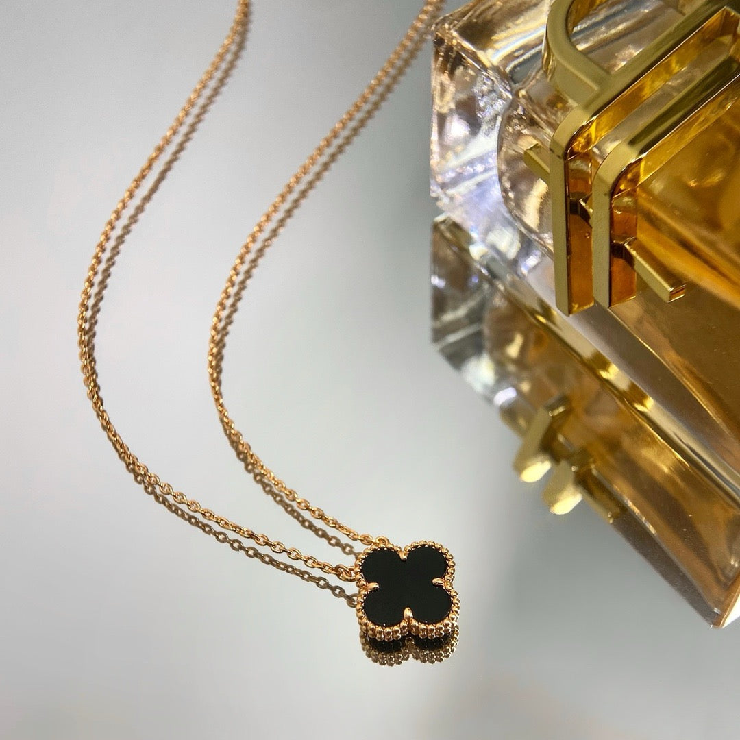 [Elowen Schmuck] CLOVER 15 MM SCHWARZER ONYX EINZELBLÜTEN-HALSKETTE
