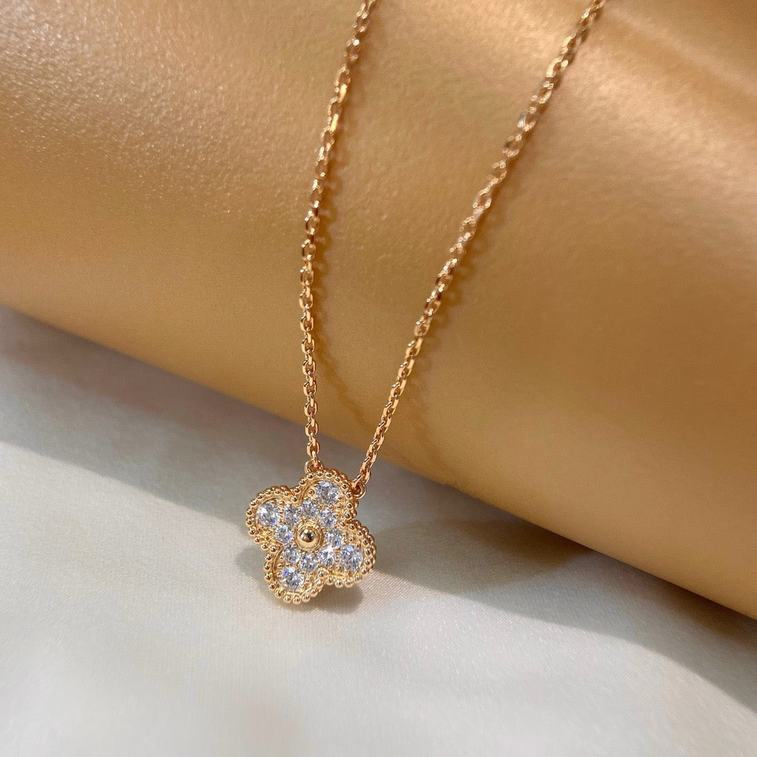 {"Elowen jewelsry": "CLOVER 15MM DIAMOND SINGLE FLOWER NECKLACE": "Elowen ジュエリー】クローバー 15MM ダイヤモンド シングルフラワーネックレス"}