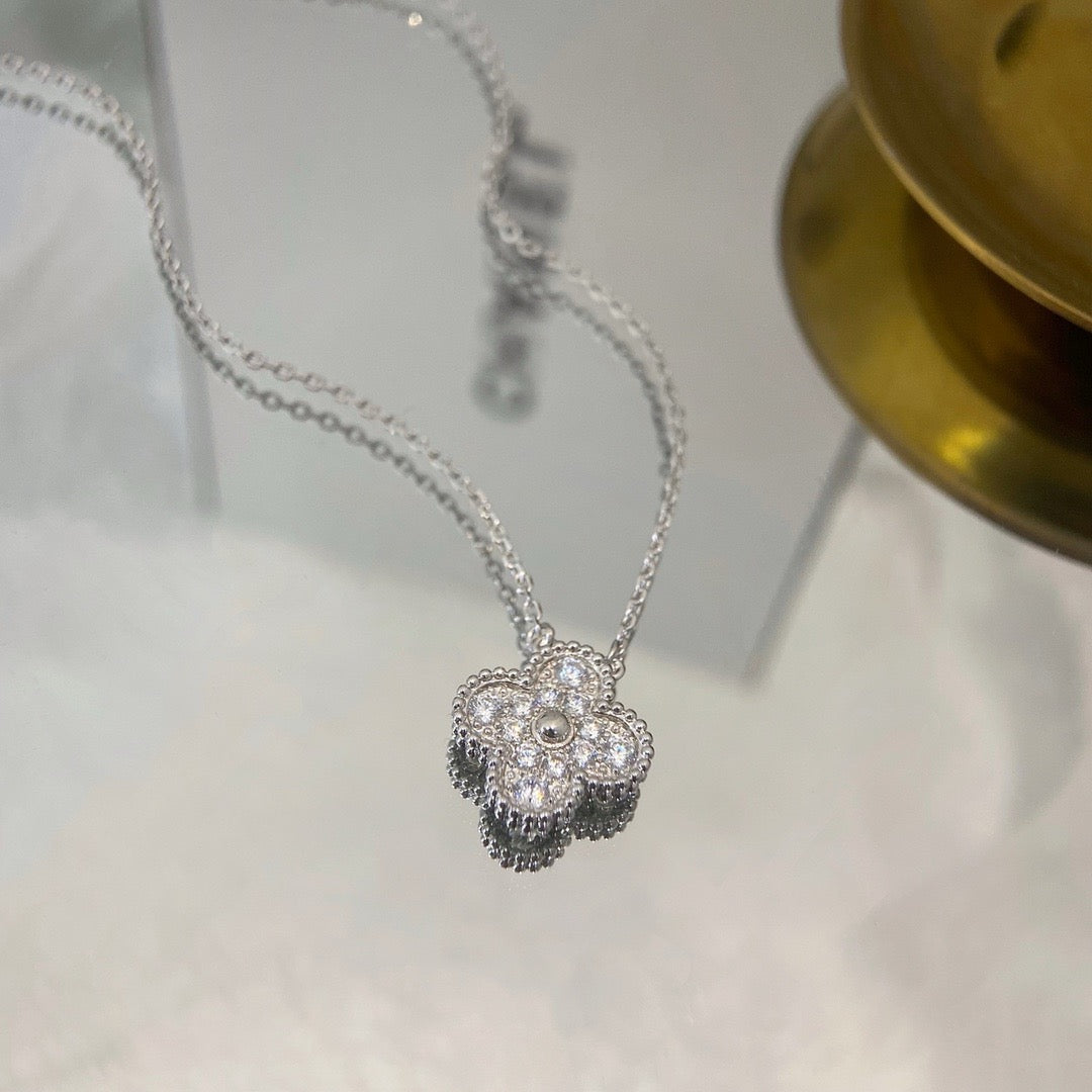 {"Elowen jewelsry": "CLOVER 15MM DIAMOND SINGLE FLOWER NECKLACE": "Elowen ジュエリー】クローバー 15MM ダイヤモンド シングルフラワーネックレス"}