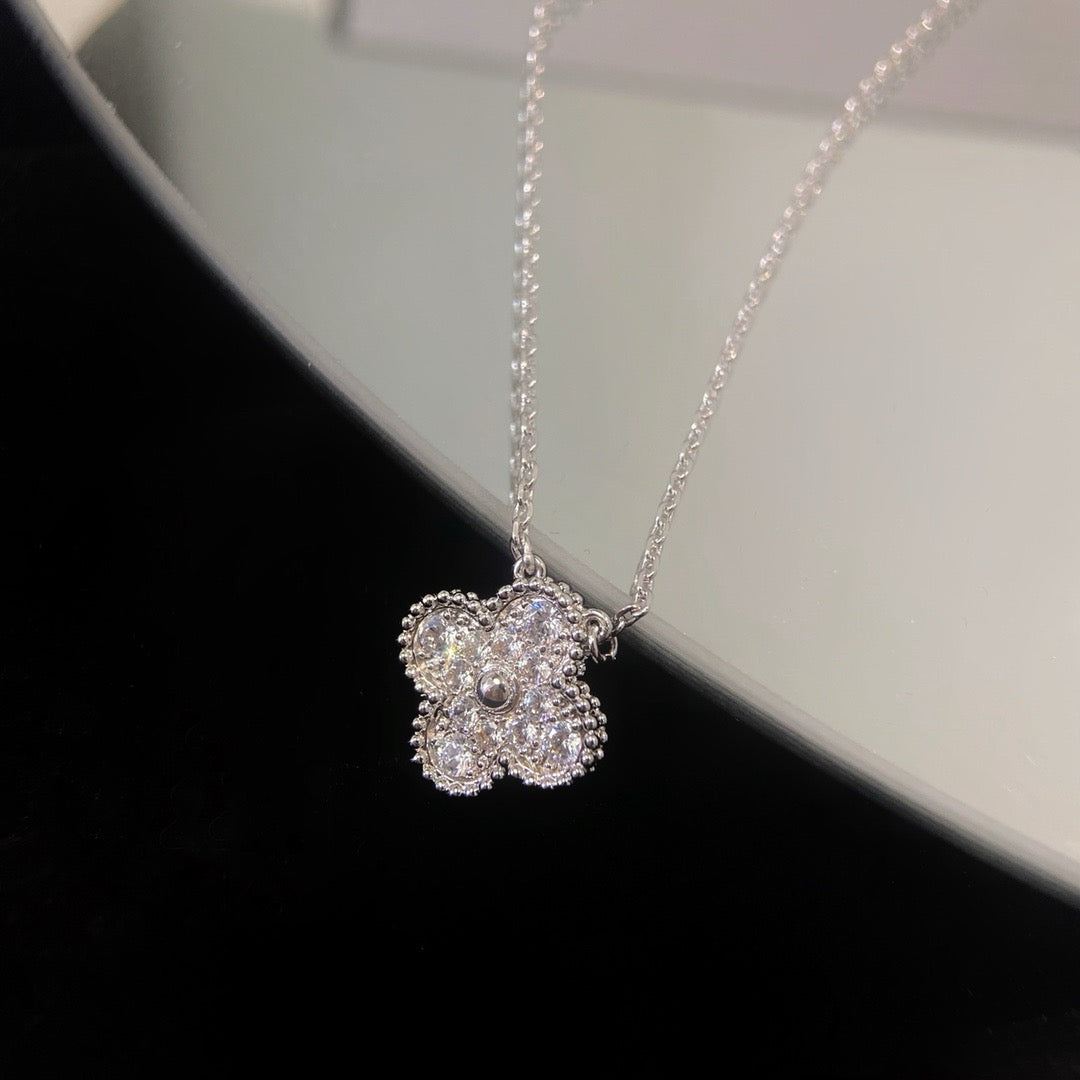 {"Elowen jewelsry": "CLOVER 15MM DIAMOND SINGLE FLOWER NECKLACE": "Elowen ジュエリー】クローバー 15MM ダイヤモンド シングルフラワーネックレス"}
