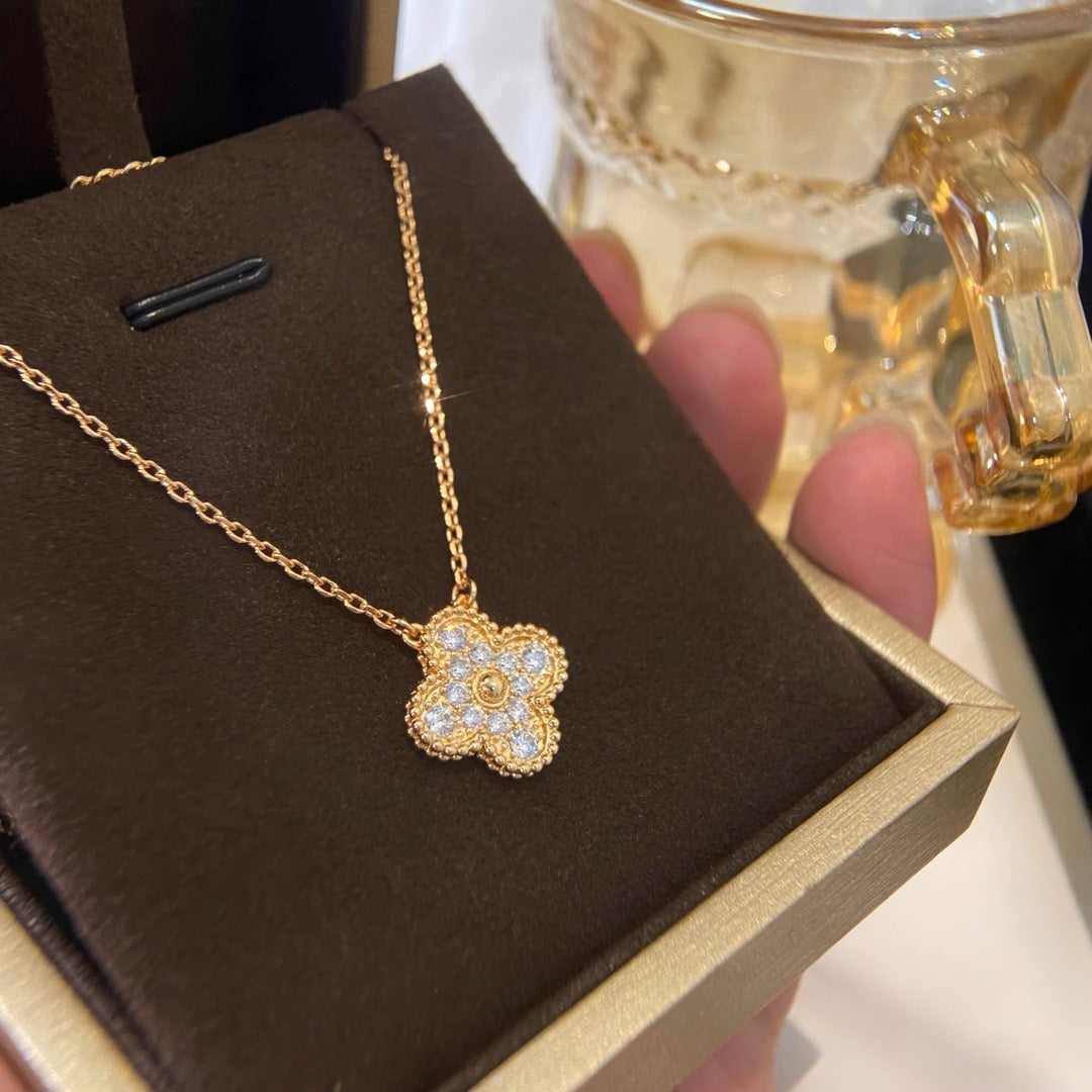 {"Elowen jewelsry": "CLOVER 15MM DIAMOND SINGLE FLOWER NECKLACE": "Elowen ジュエリー】クローバー 15MM ダイヤモンド シングルフラワーネックレス"}