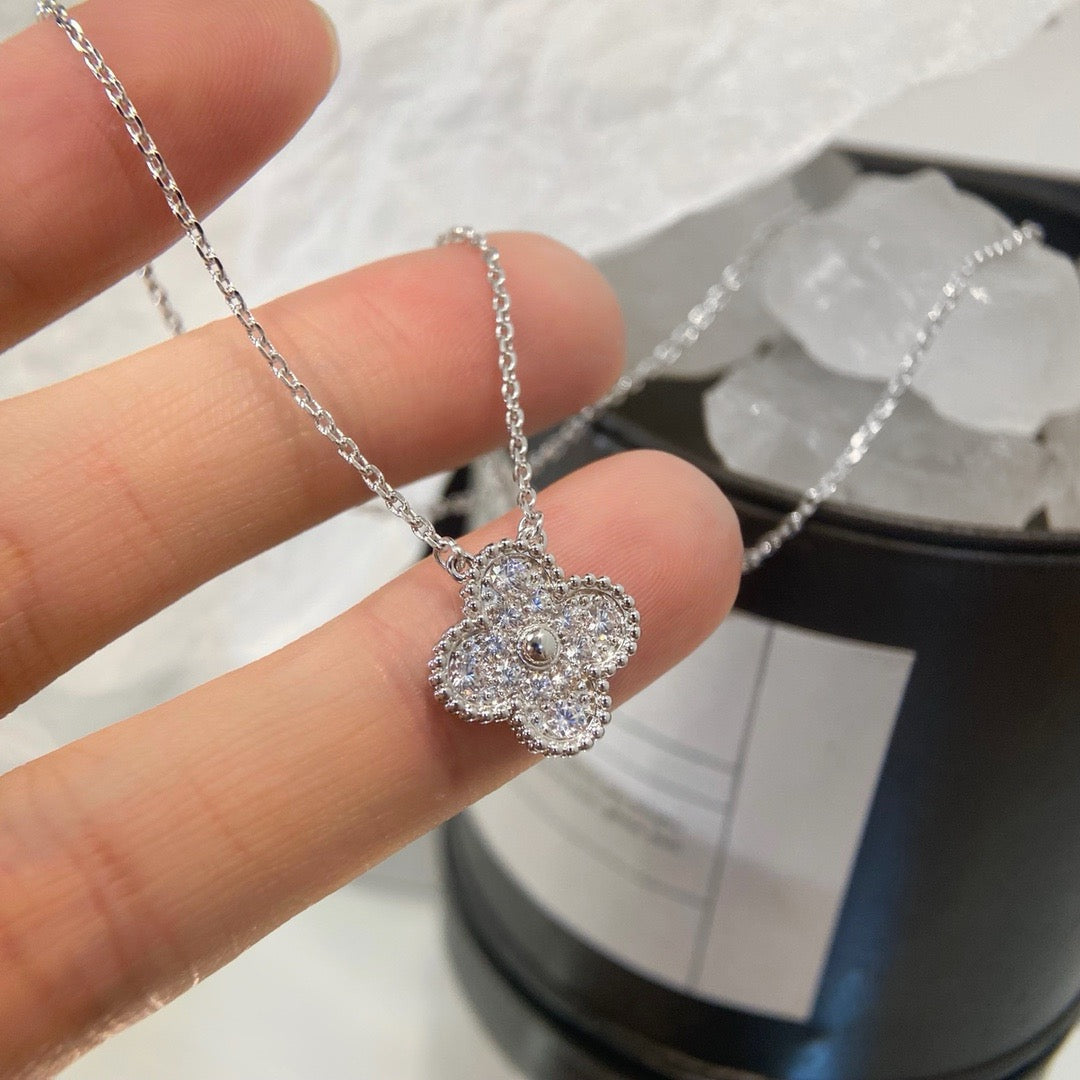{"Elowen jewelsry": "CLOVER 15MM DIAMOND SINGLE FLOWER NECKLACE": "Elowen ジュエリー】クローバー 15MM ダイヤモンド シングルフラワーネックレス"}