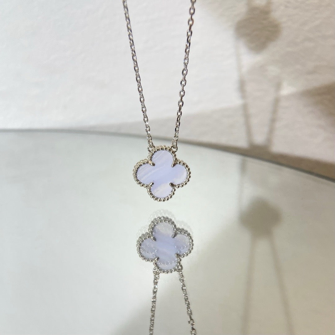 [Elowen jewelsry ]CLOVER 15MM BLUE CHALCEDONY NECKLACE SILVER