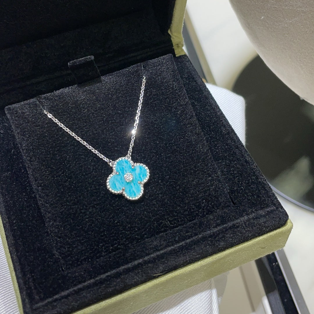 {
  "Elowen jewelsry": "Elowen ジュエリー",
  "CLOVER 15MM DIAMOND SVRES PORCELAIN  NECKLACE SILVER": "クローバー 15mm ダイヤモンド セーブル磁器 ネックレス シルバー"
}