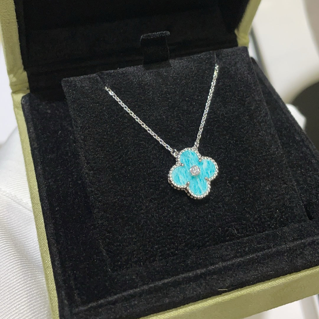 {
  "Elowen jewelsry": "Elowen ジュエリー",
  "CLOVER 15MM DIAMOND SVRES PORCELAIN  NECKLACE SILVER": "クローバー 15mm ダイヤモンド セーブル磁器 ネックレス シルバー"
}