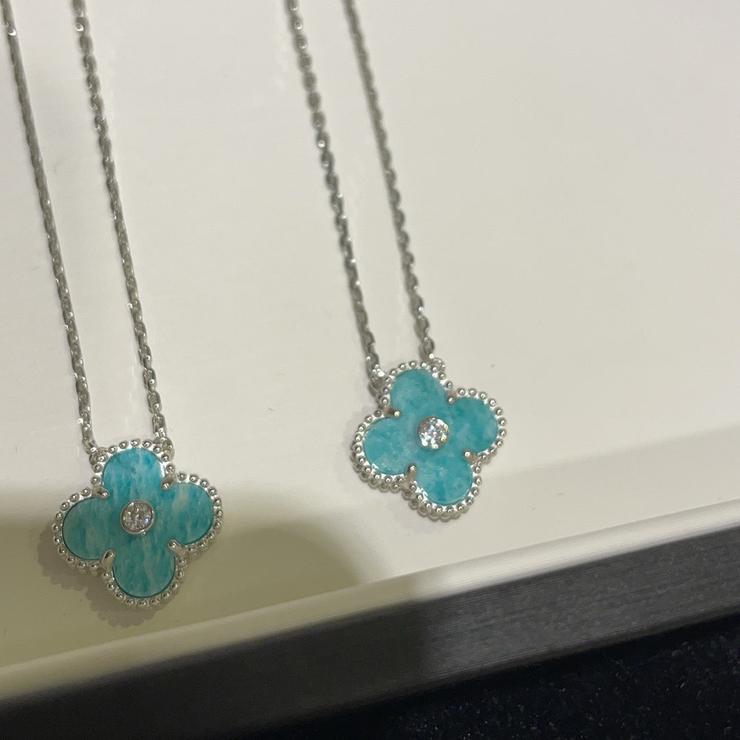 {
  "Elowen jewelsry": "Elowen ジュエリー",
  "CLOVER 15MM DIAMOND SVRES PORCELAIN  NECKLACE SILVER": "クローバー 15mm ダイヤモンド セーブル磁器 ネックレス シルバー"
}