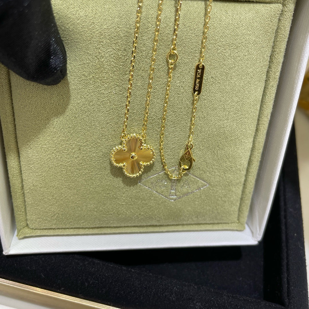 [Elowen jewelry] クローバー 15mm レーザーネックレス