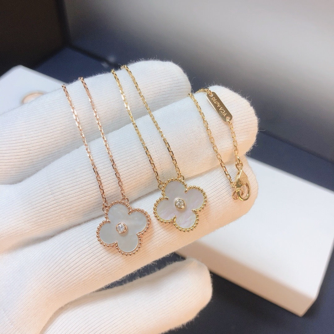 {
  "Elowen jewelsry": "Elowen ジュエリー",
  "CLOVER 15MM DIAMOND WHITE FRITILLARIA NECKLACE": "クローバー 15MM ダイヤモンド ホワイトフリチラリア ネックレス"
}