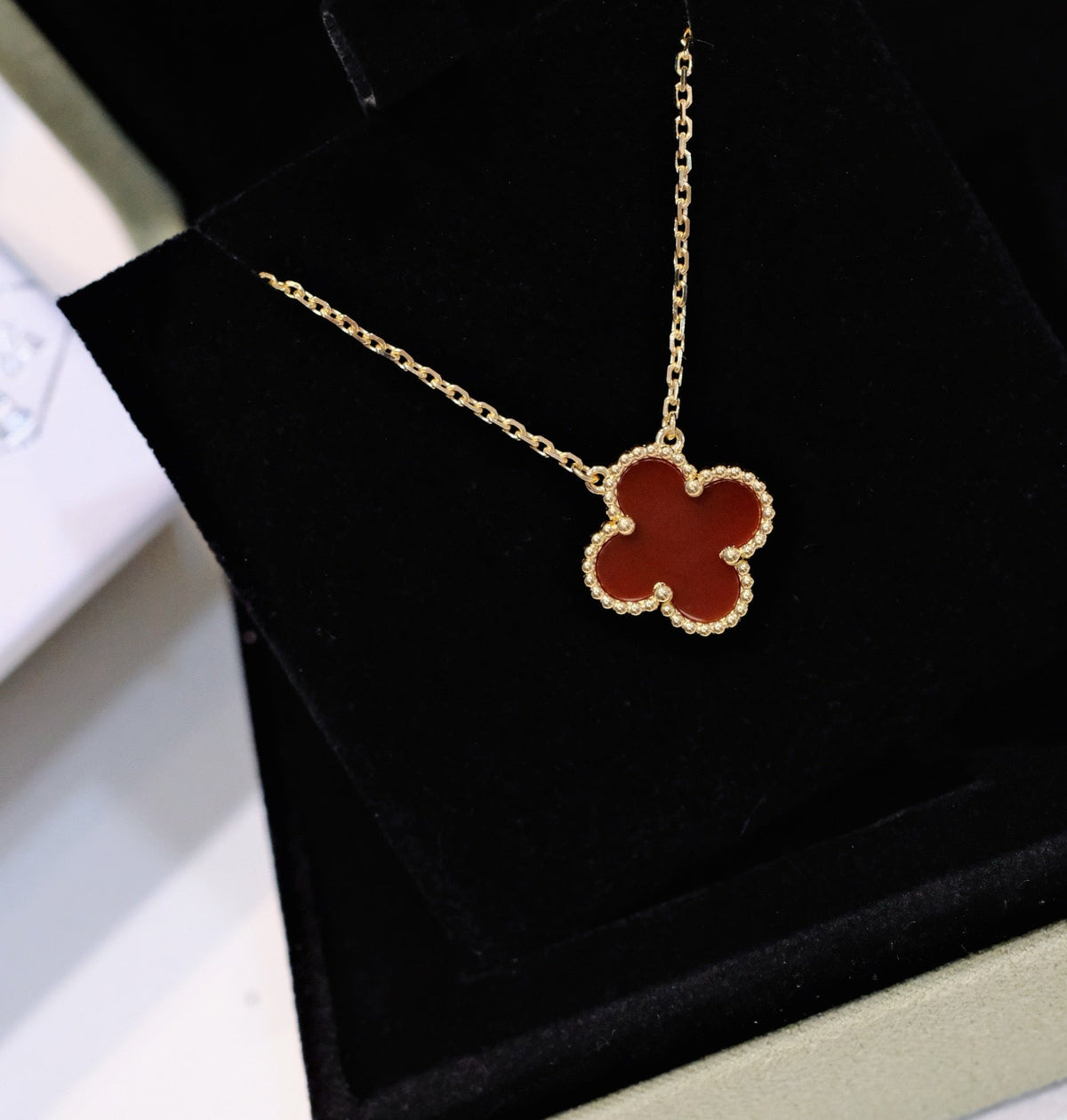 [Elowen Schmuck] KLEEBLATT 15 MM KARNEOL EINZELBLÜTEN-HALSKETTE