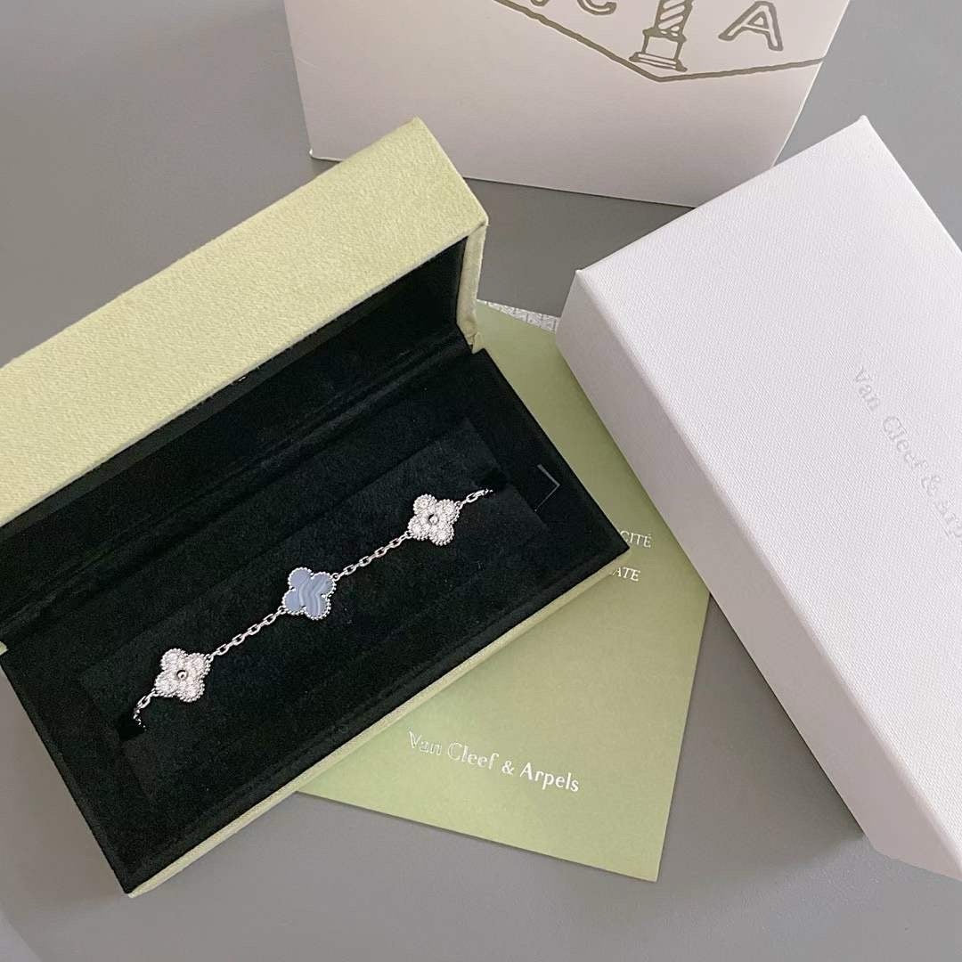 {
  "Elowen jewelsry": "Elowen ジュエリー",
  "CLOVER 5 MOTIF PURPLE CHALCEDONY BRACELET COLLECTION": "クローバー 5モチーフ パープルカルセドニー ブレスレットコレクション"
}