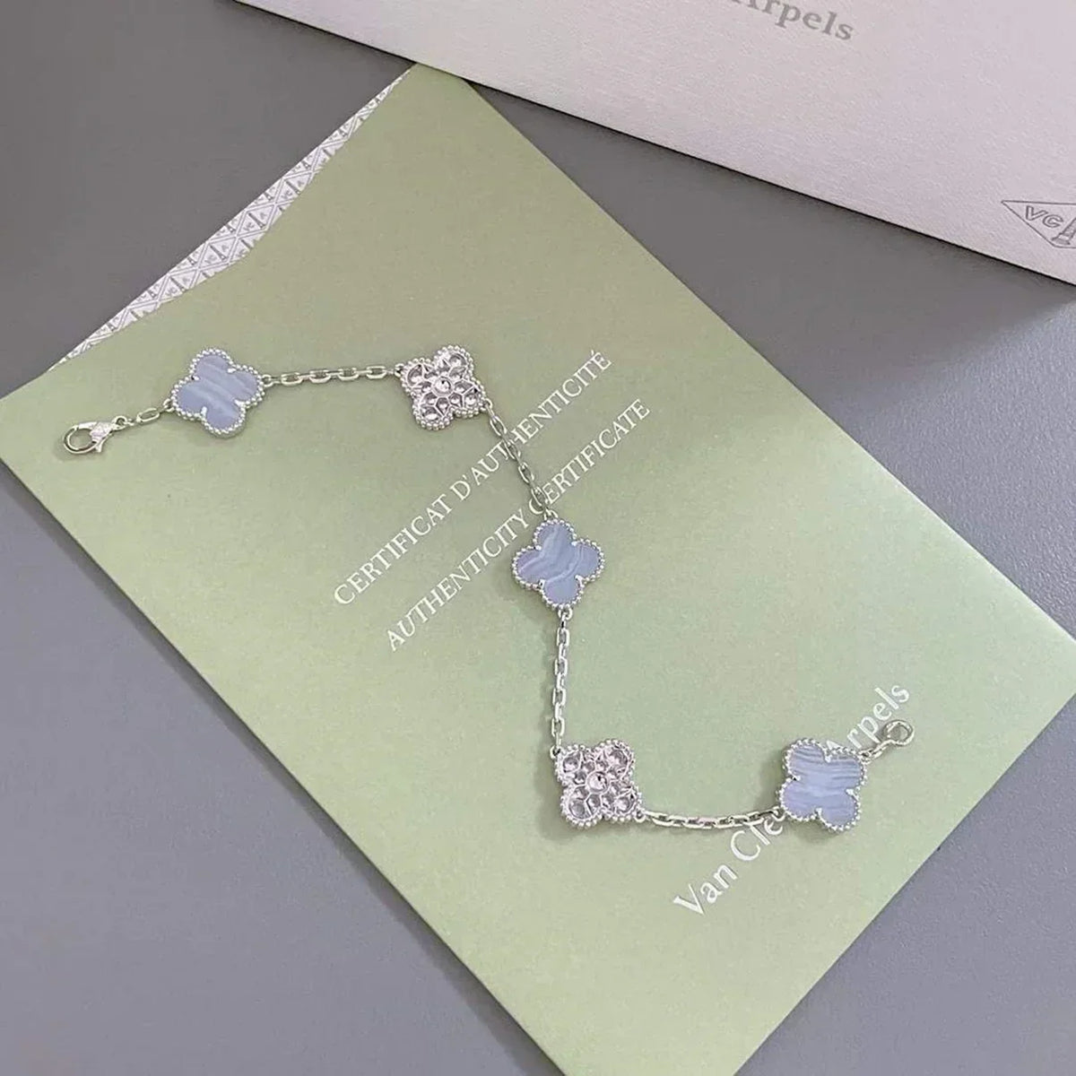 {
  "Elowen jewelsry": "Elowen ジュエリー",
  "CLOVER 5 MOTIF PURPLE CHALCEDONY BRACELET COLLECTION": "クローバー 5モチーフ パープルカルセドニー ブレスレットコレクション"
}