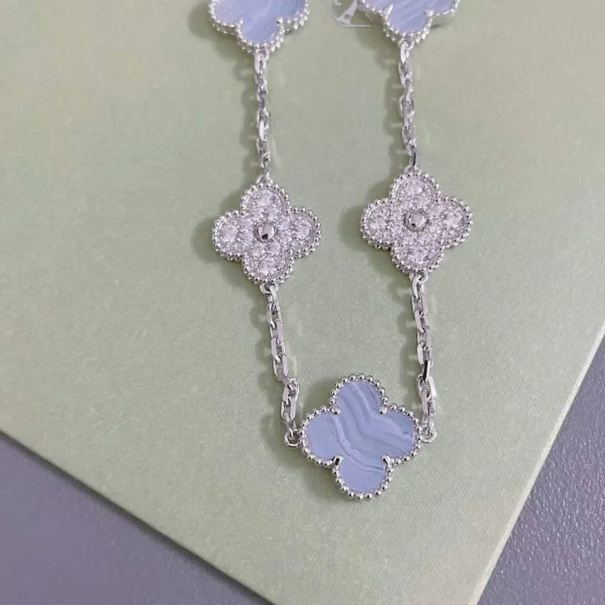{
  "Elowen jewelsry": "Elowen ジュエリー",
  "CLOVER 5 MOTIF PURPLE CHALCEDONY BRACELET COLLECTION": "クローバー 5モチーフ パープルカルセドニー ブレスレットコレクション"
}