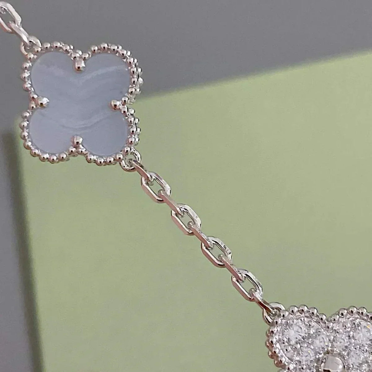 {
  "Elowen jewelsry": "Elowen ジュエリー",
  "CLOVER 5 MOTIF PURPLE CHALCEDONY BRACELET COLLECTION": "クローバー 5モチーフ パープルカルセドニー ブレスレットコレクション"
}