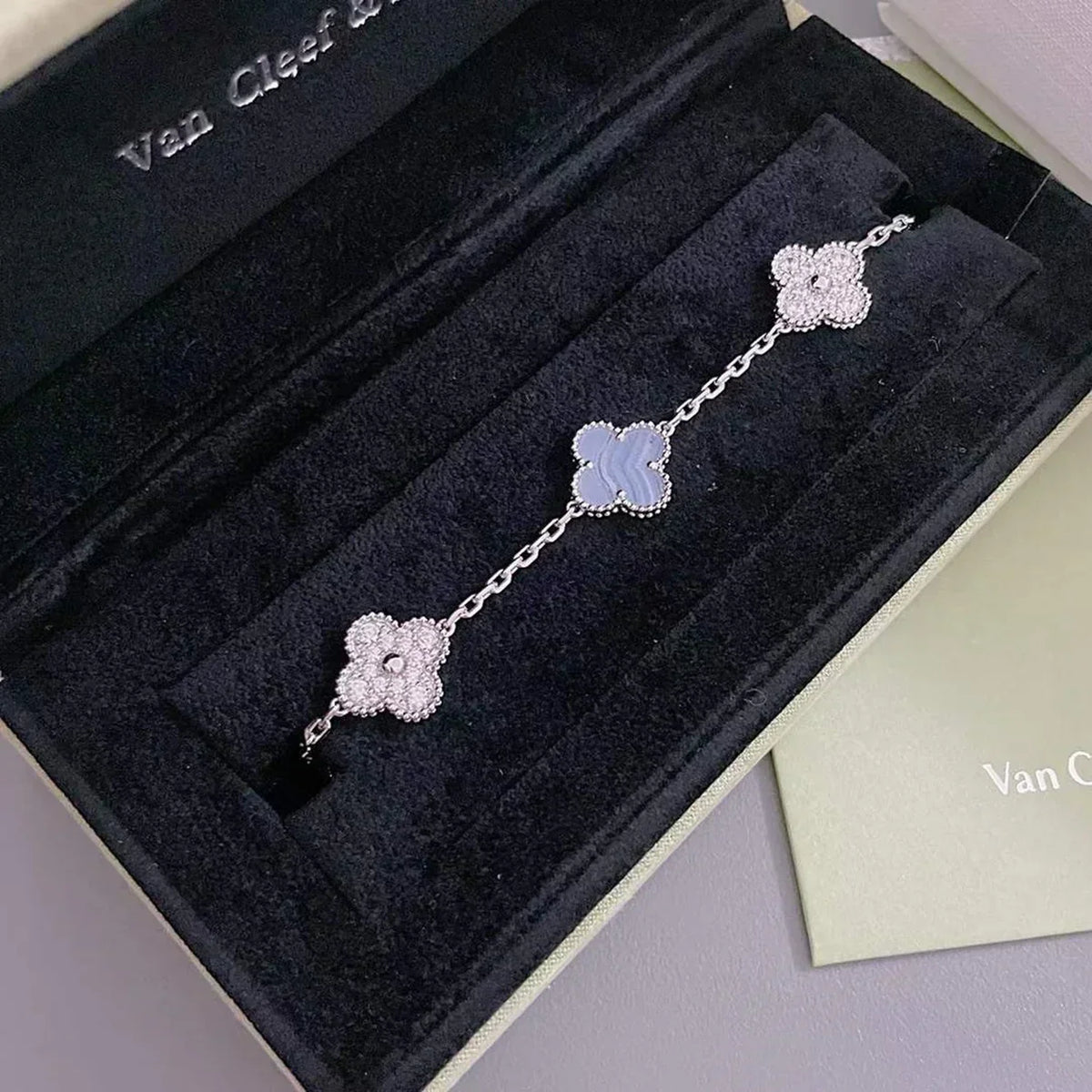 {
  "Elowen jewelsry": "Elowen ジュエリー",
  "CLOVER 5 MOTIF PURPLE CHALCEDONY BRACELET COLLECTION": "クローバー 5モチーフ パープルカルセドニー ブレスレットコレクション"
}