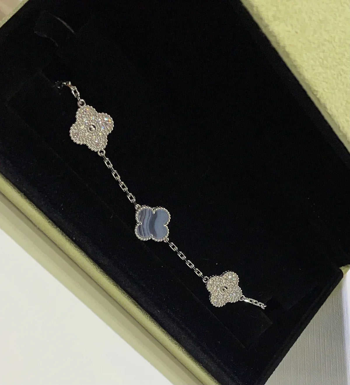 {
  "Elowen jewelsry": "Elowen ジュエリー",
  "CLOVER 5 MOTIF PURPLE CHALCEDONY BRACELET COLLECTION": "クローバー 5モチーフ パープルカルセドニー ブレスレットコレクション"
}