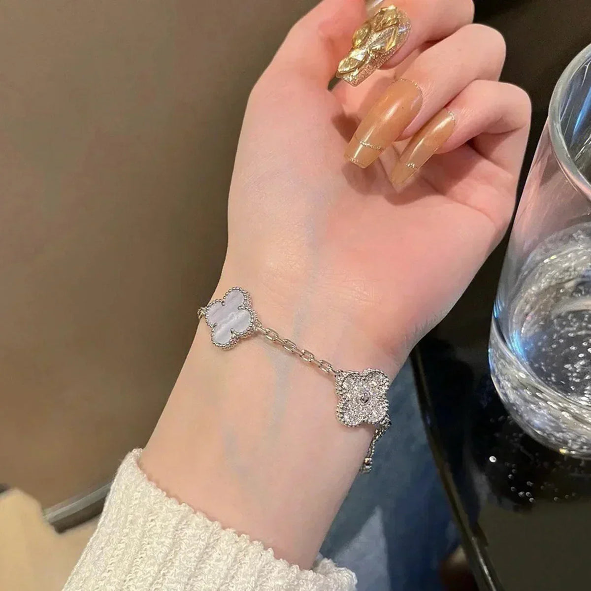 {
  "Elowen jewelsry": "Elowen ジュエリー",
  "CLOVER 5 MOTIF PURPLE CHALCEDONY BRACELET COLLECTION": "クローバー 5モチーフ パープルカルセドニー ブレスレットコレクション"
}